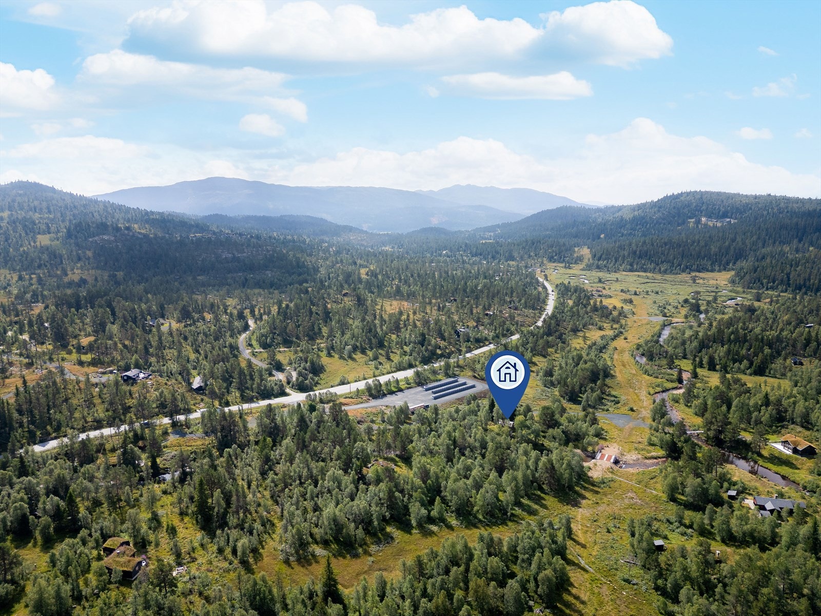 Rukkemo aust 15 ligger nydelig til i naturskjønne omgivelser ca. 780 m.o.h. Området rundt hytta har vekslende og vakker natur, sommer som vinter. Galleribilde