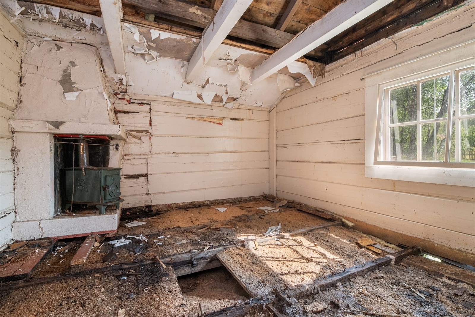 Det er installert vedovner for oppvarming. Galleribilde