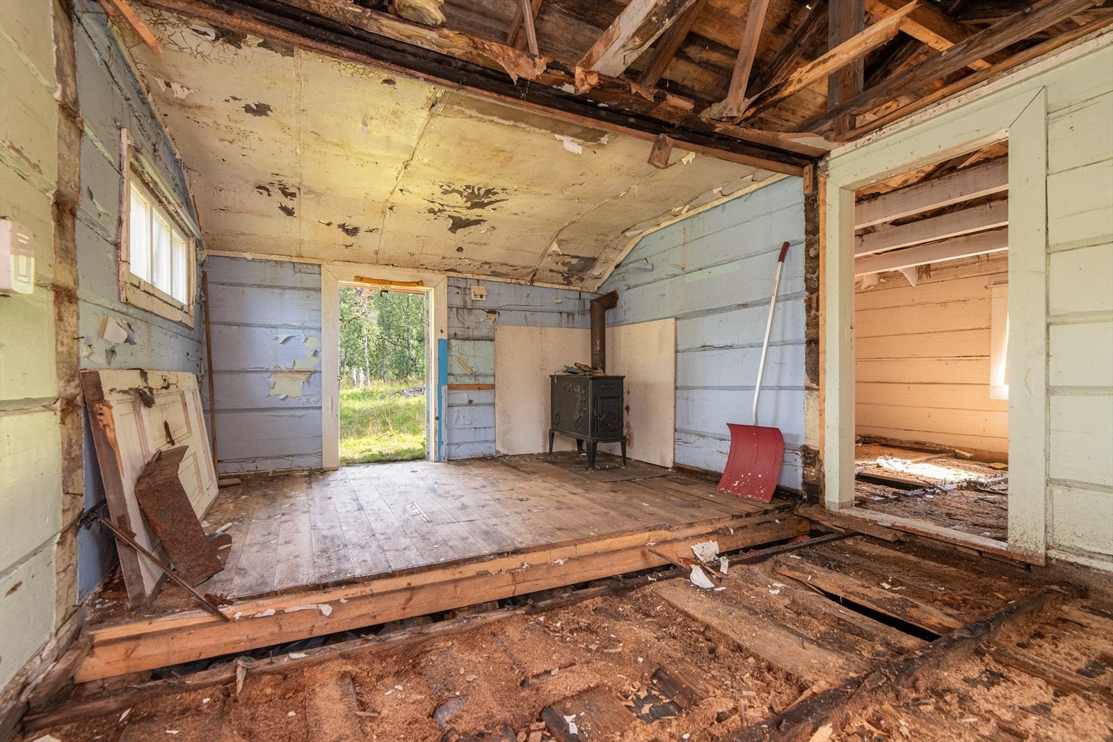 Den eldre tømmerhytta har gjennomgående lav standard og må anses som et rivningsobjekt. Galleribilde