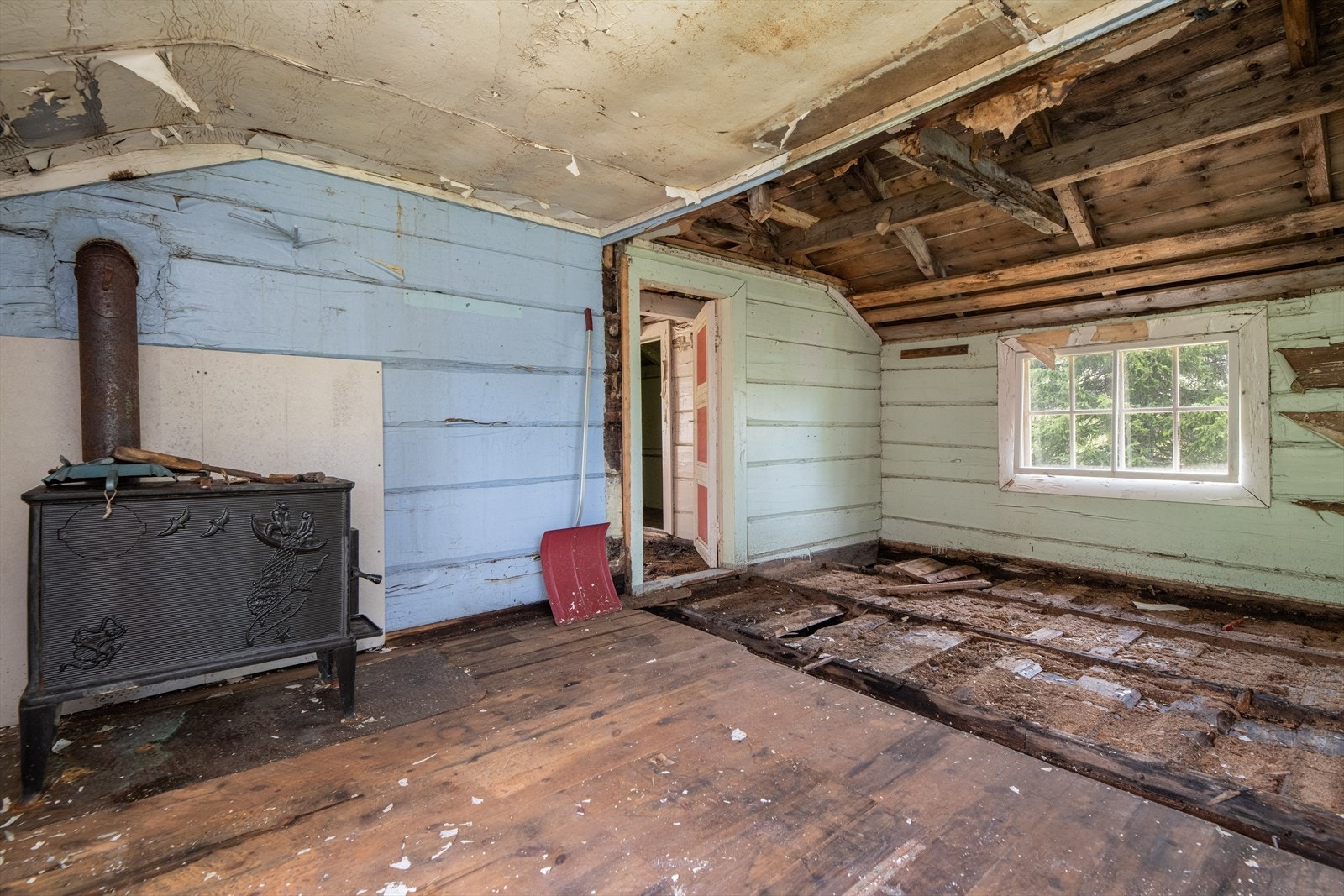 Den eldre tømmerhytta har gjennomgående lav standard og må anses som et oppussings/rivningsobjekt. Galleribilde