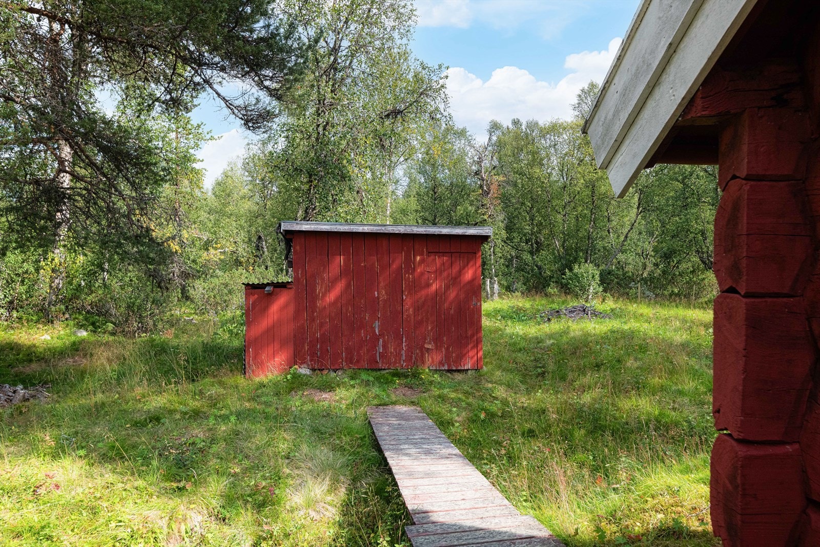 Det er også opparbeidet et lite uthus, med adkomst via gangbro. Galleribilde