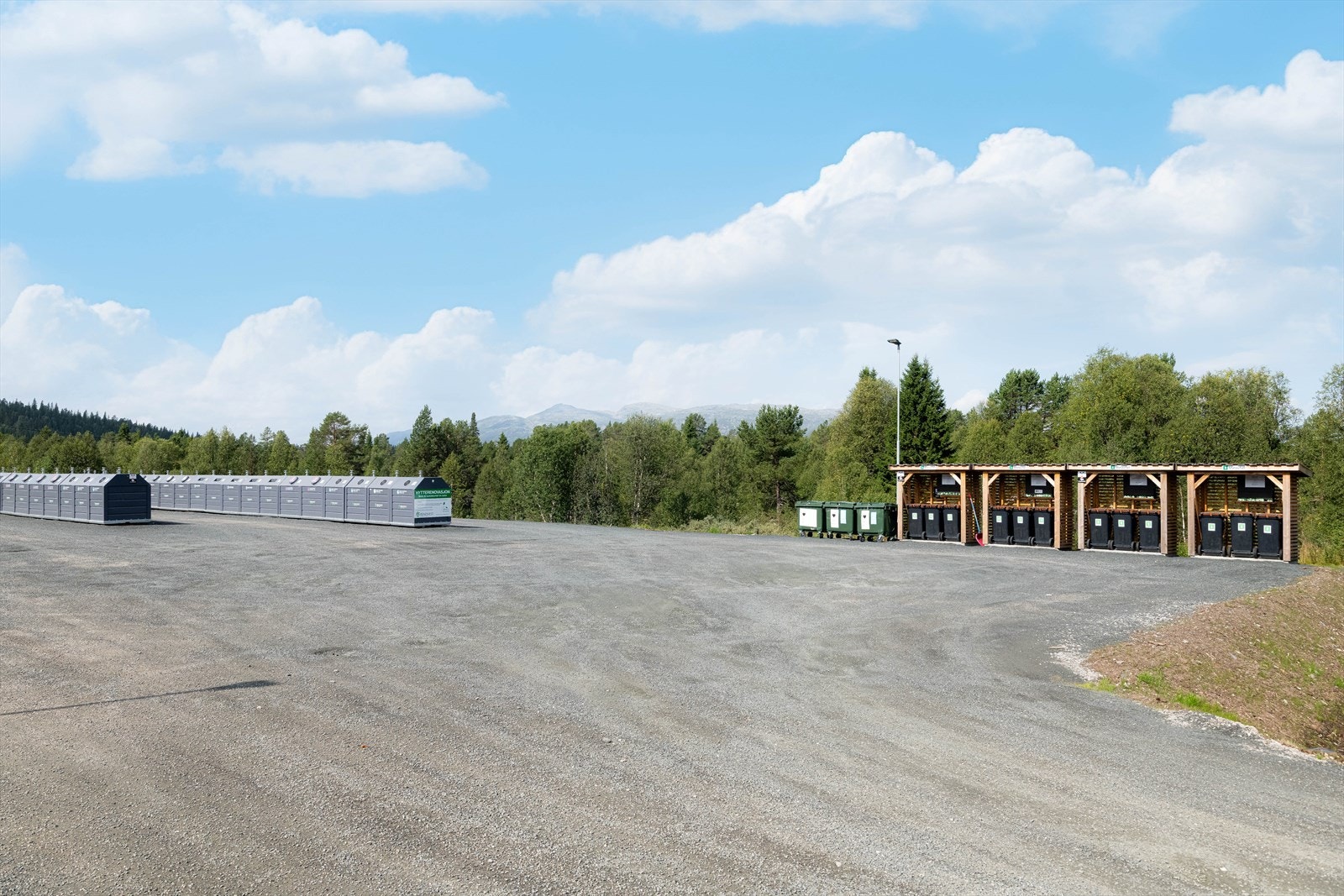 På vei hjem fra hytta passerer man avfallsdepot så man slipper å ta søppel med hjem. Galleribilde