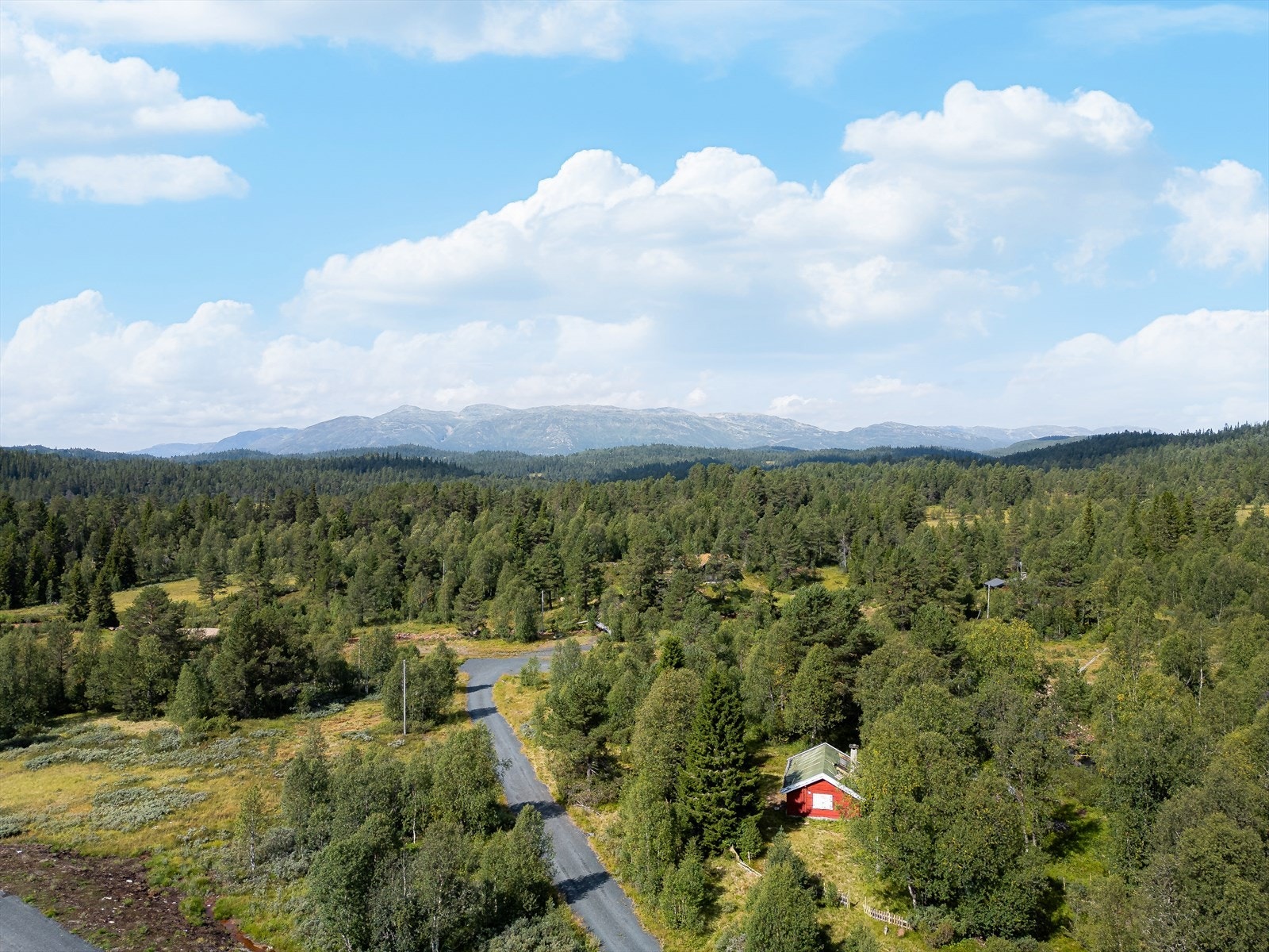 Eiendommen er et godt utgangspunkt for både fot- og skiturer, med og uten fiskestang, i vakkert høyfjellsterreng. Husk fiskekort! Galleribilde
