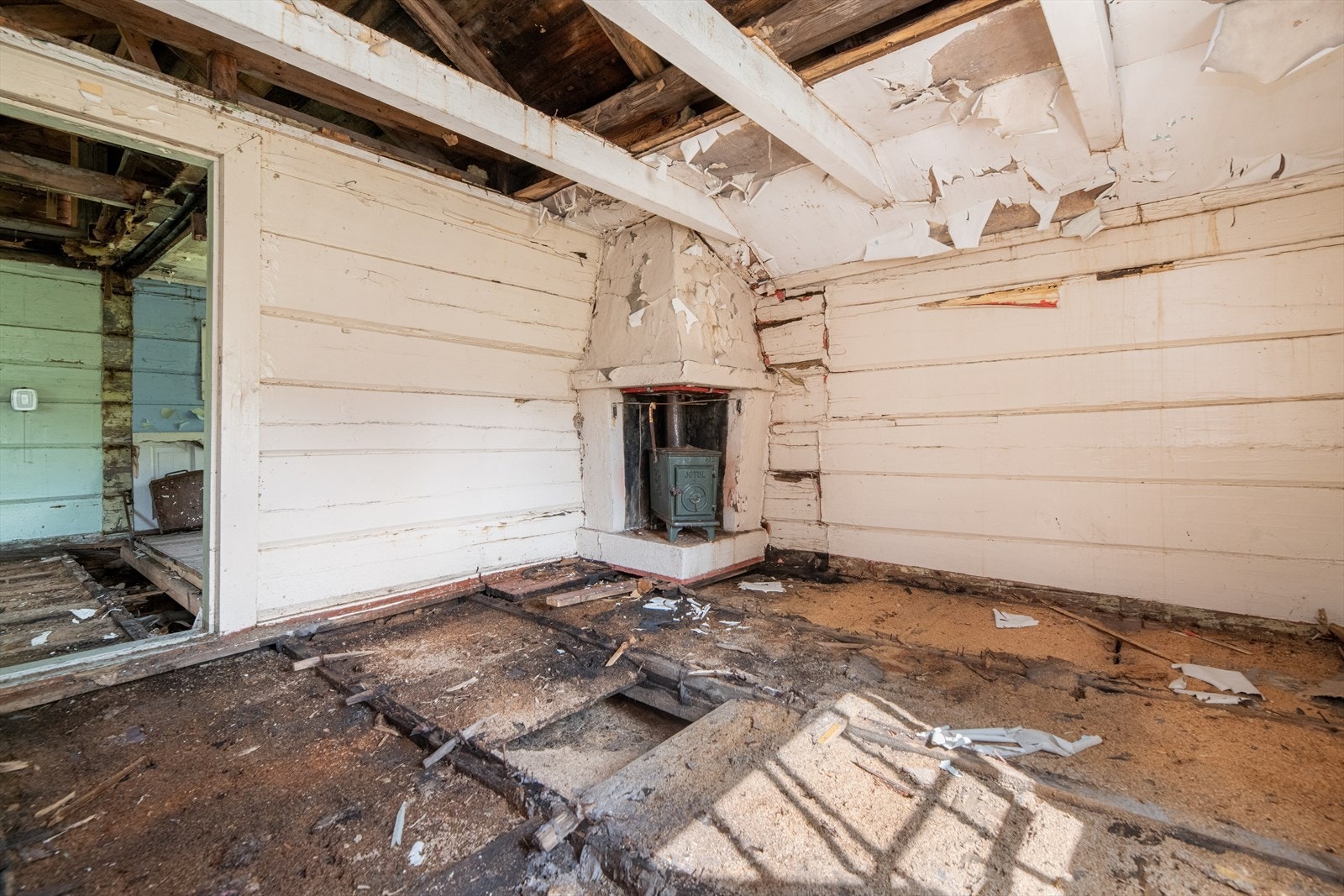 Det meste av gulv og delevegger innvendig er allerede revet, men rominndeling er stue/kjøkken i åpen løsning, entrè og soverom. Galleribilde