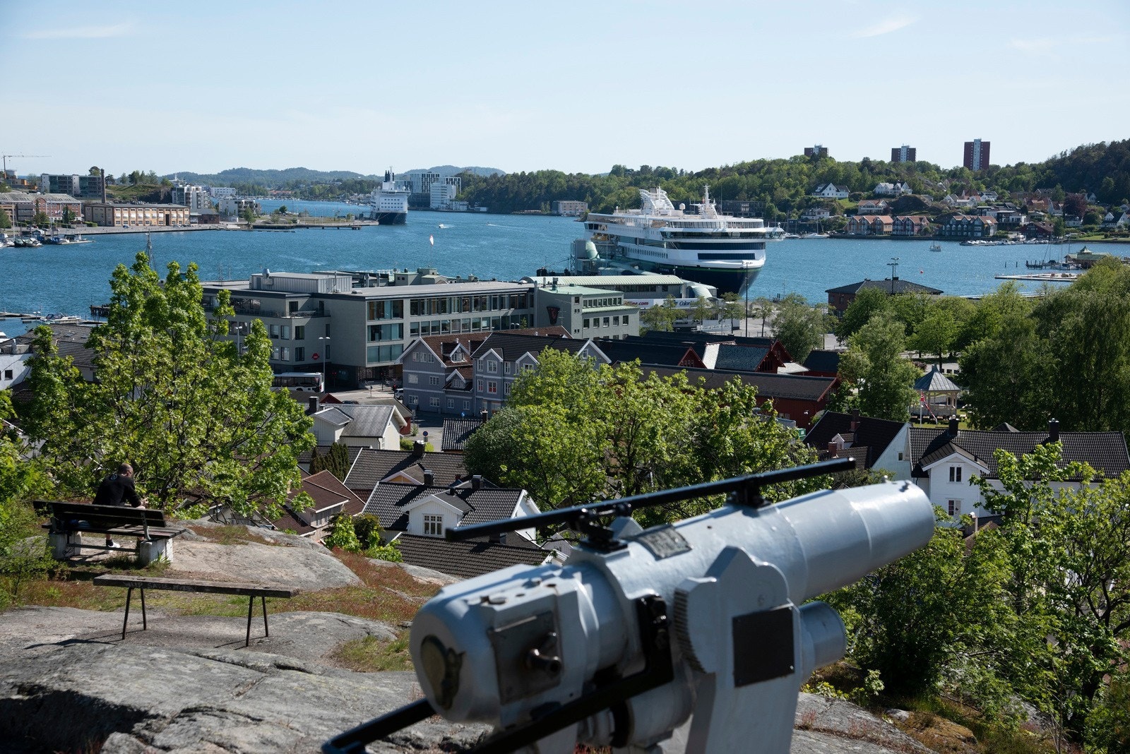 I tillegg til nydelige turområder både langs fjorden, opp Preståsen og i Hjertnesskogen. Galleribilde