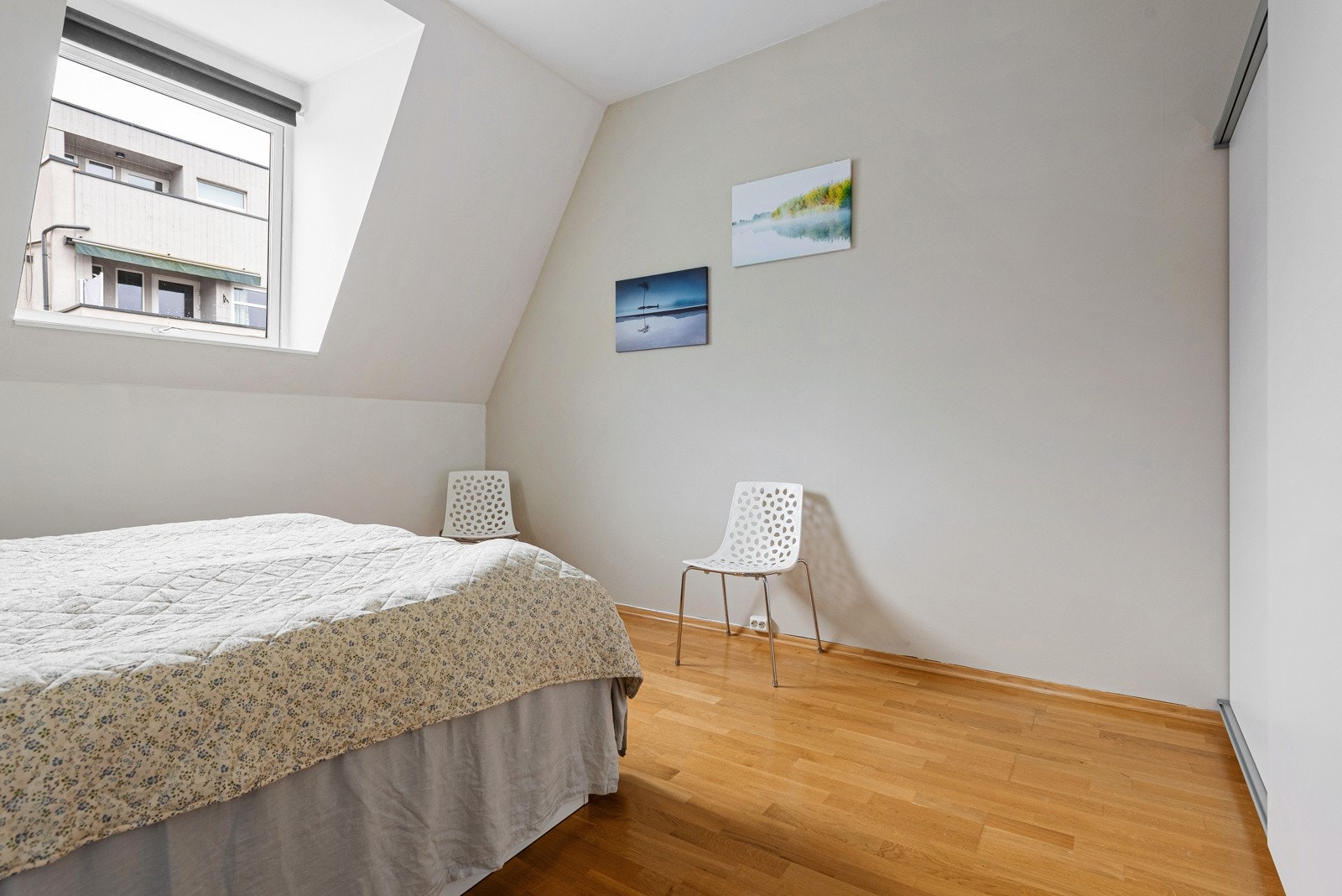 Alle 3 soverommene er rommelige og det er godt med garderobeplass. Galleribilde