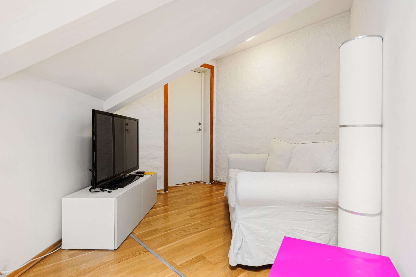 På innsiden av kjøkkenet har man en tv-krok. Galleribilde