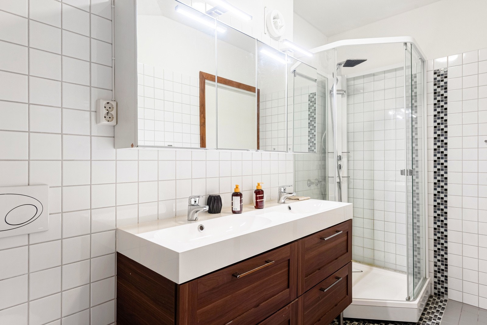 Badet er innredet med dusjkabinett, dobbelservant med skap, wc, opplegg for vaskemaskin og varmtvannsbereder på 200 liter. Galleribilde