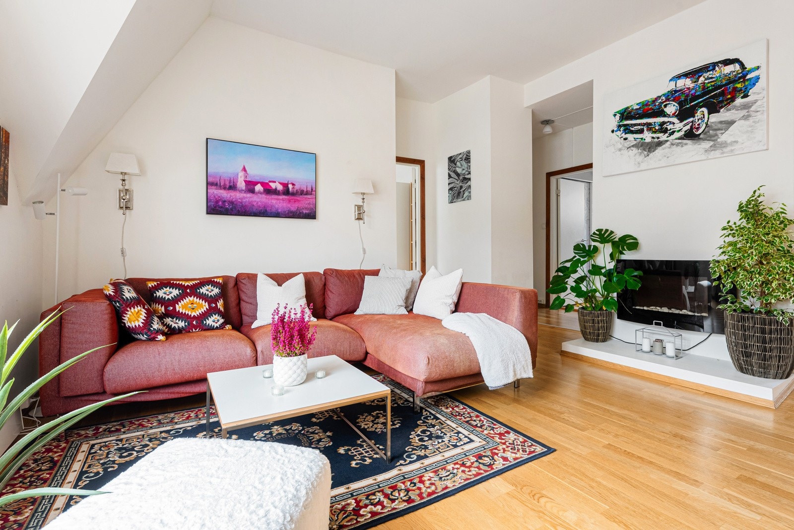 Hele leiligheten har eikeparkett på gulv i oppholdsrom, og veggene er malt i lyse, delikate farger. Galleribilde