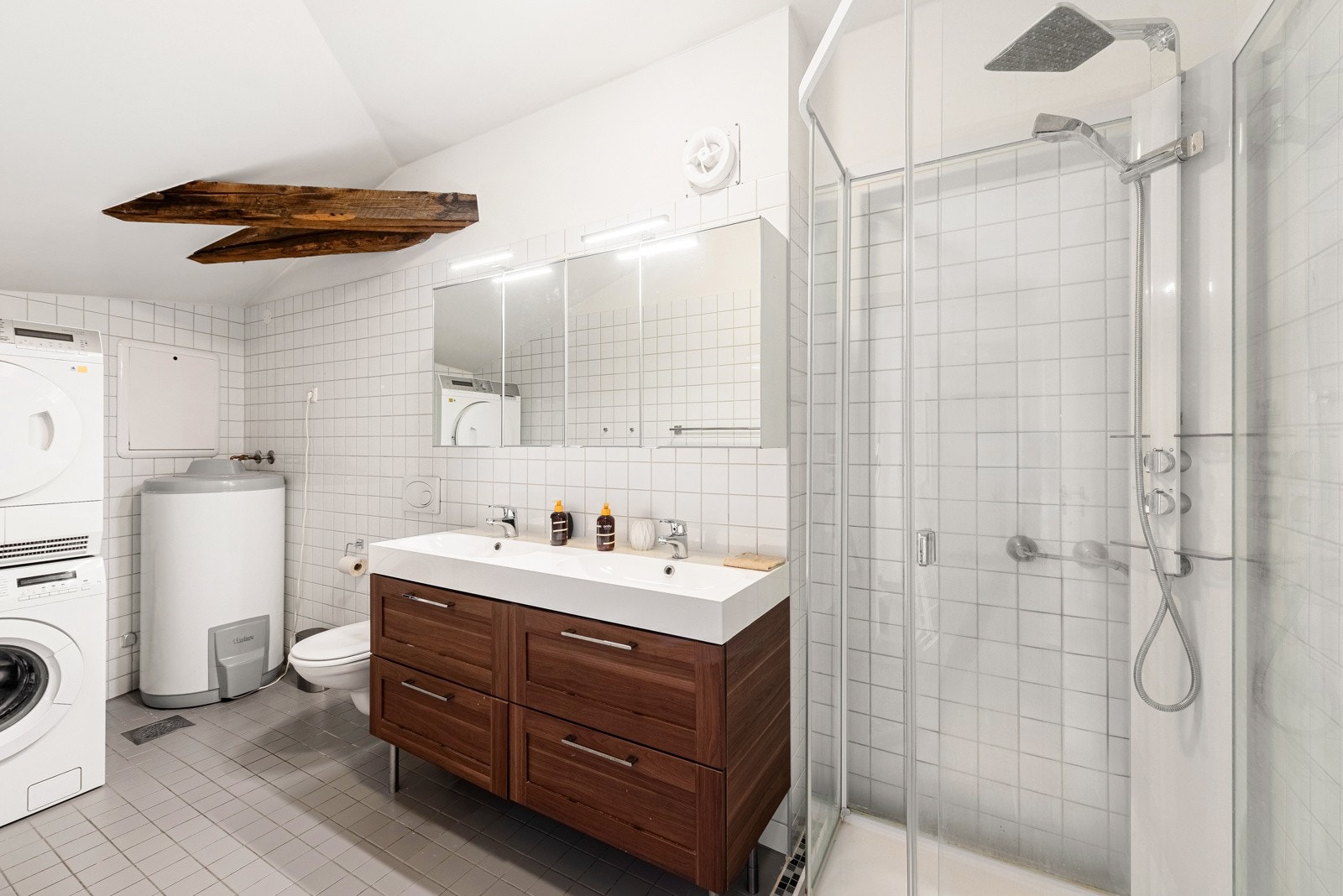 Badet har fliser på gulv og vegger. Varme i gulv. Galleribilde