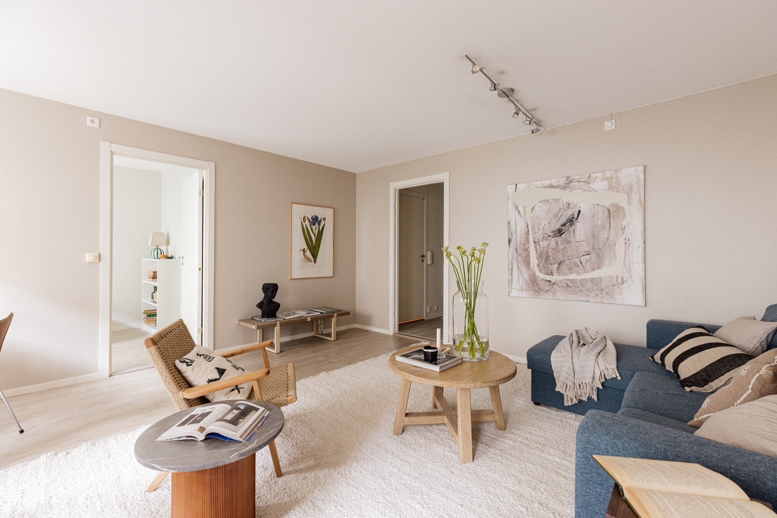 Fra stuen er det inngang til soverom med eget garderoberom. Galleribilde