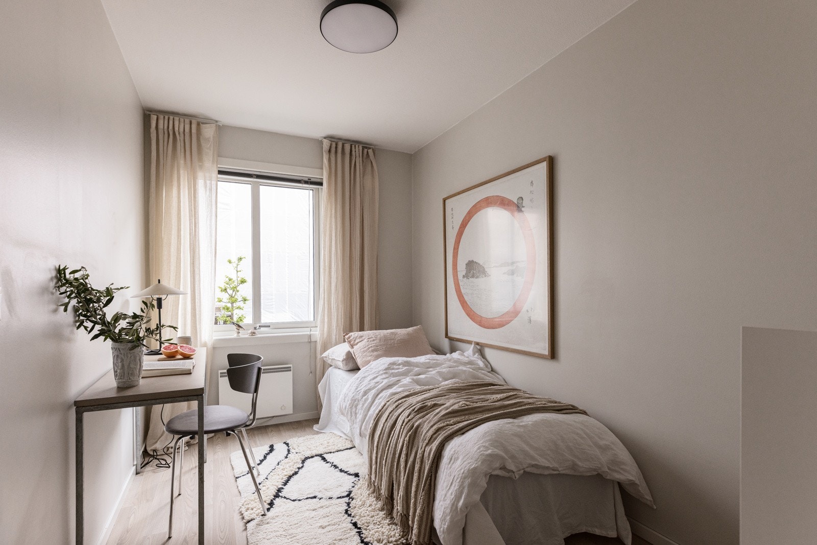 Soverom 2/gjeste-/barnerom med plass til både seng og skrivebord. Galleribilde