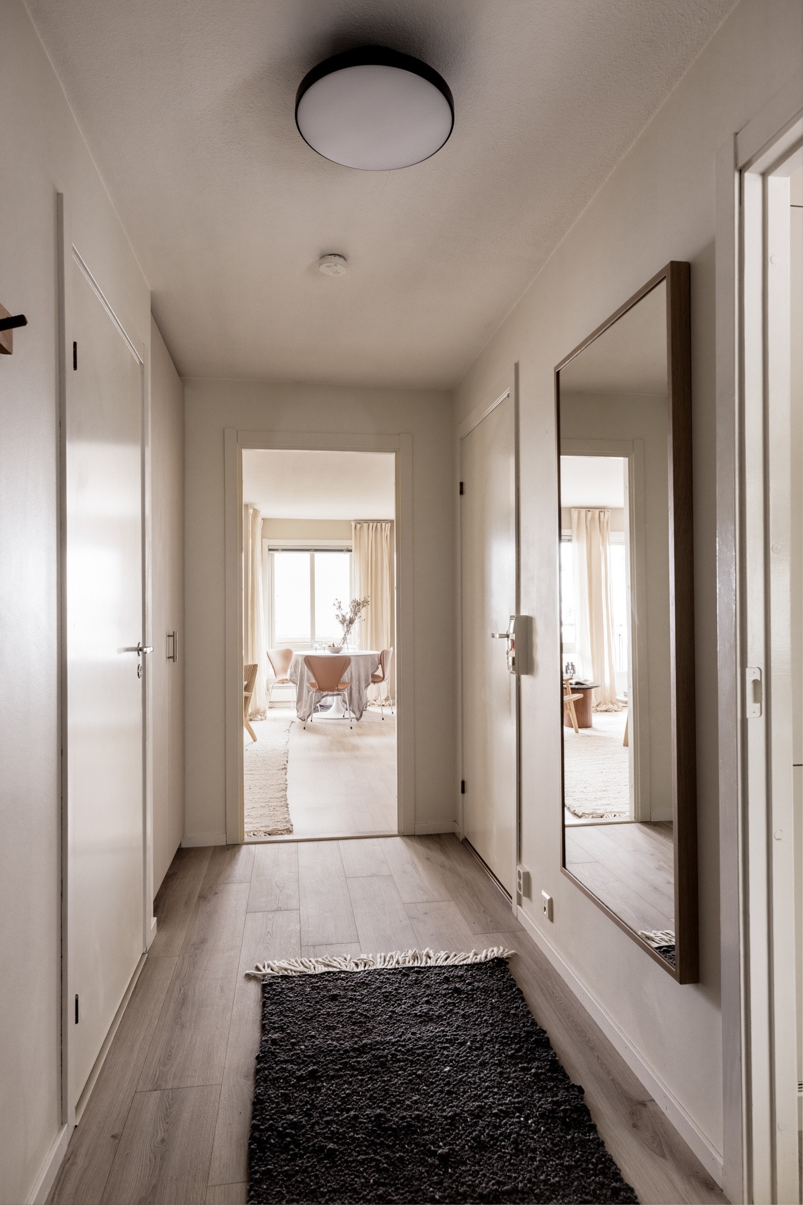 Gang med plassbygget skap. Galleribilde