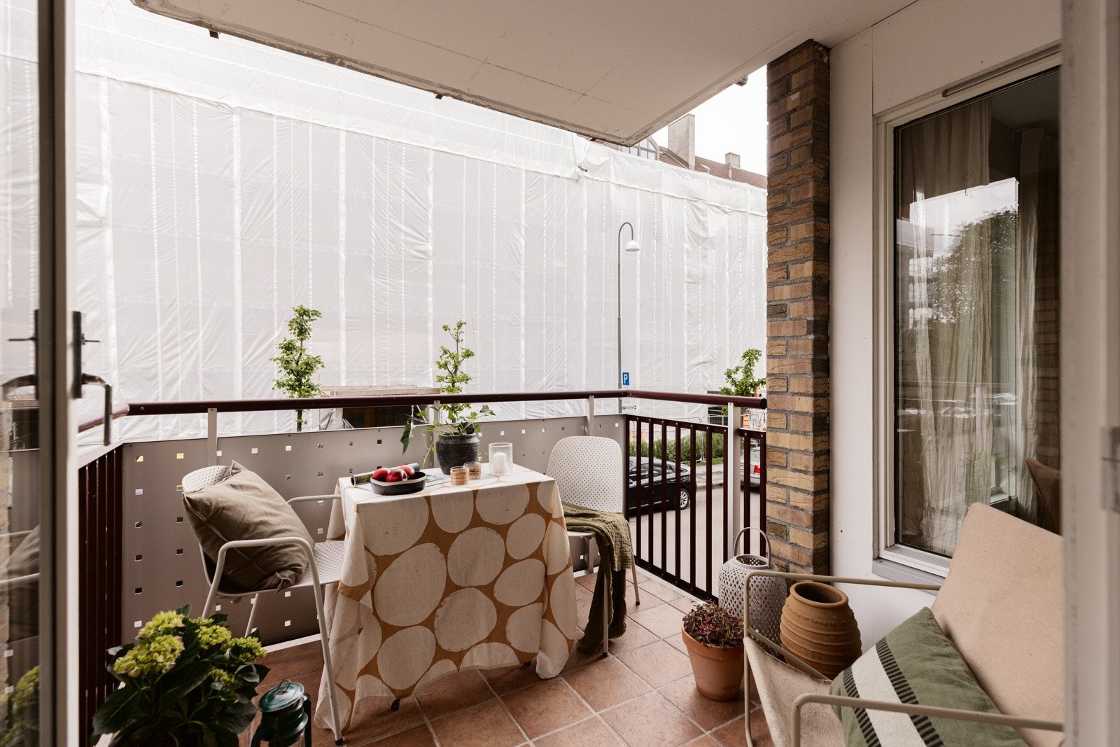 Balkongen ligger ut mot en rolig sidegate. Galleribilde