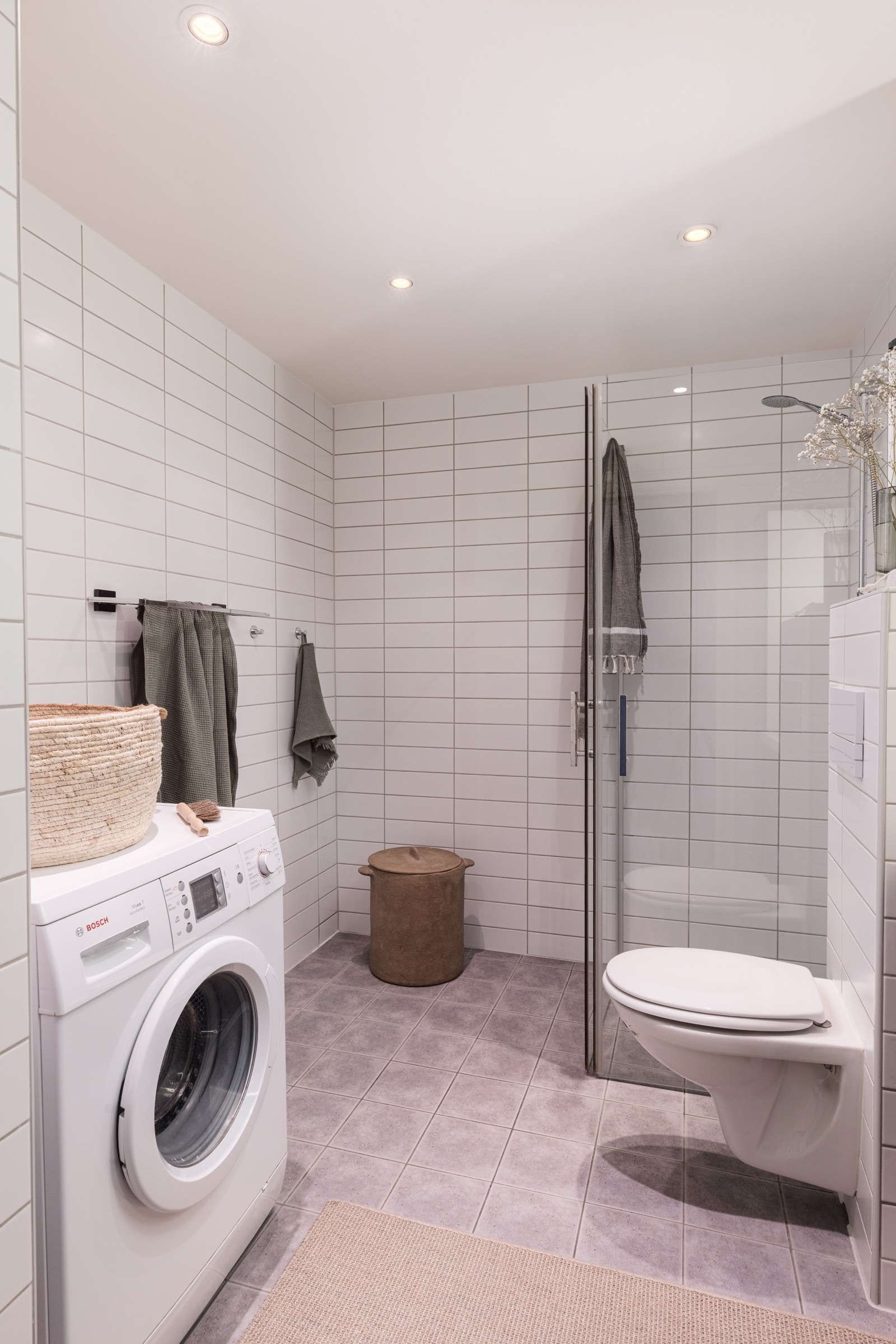 Et meget romslig flislagt bad med varmekabler i gulv og uttak til vaskemaskin. Galleribilde