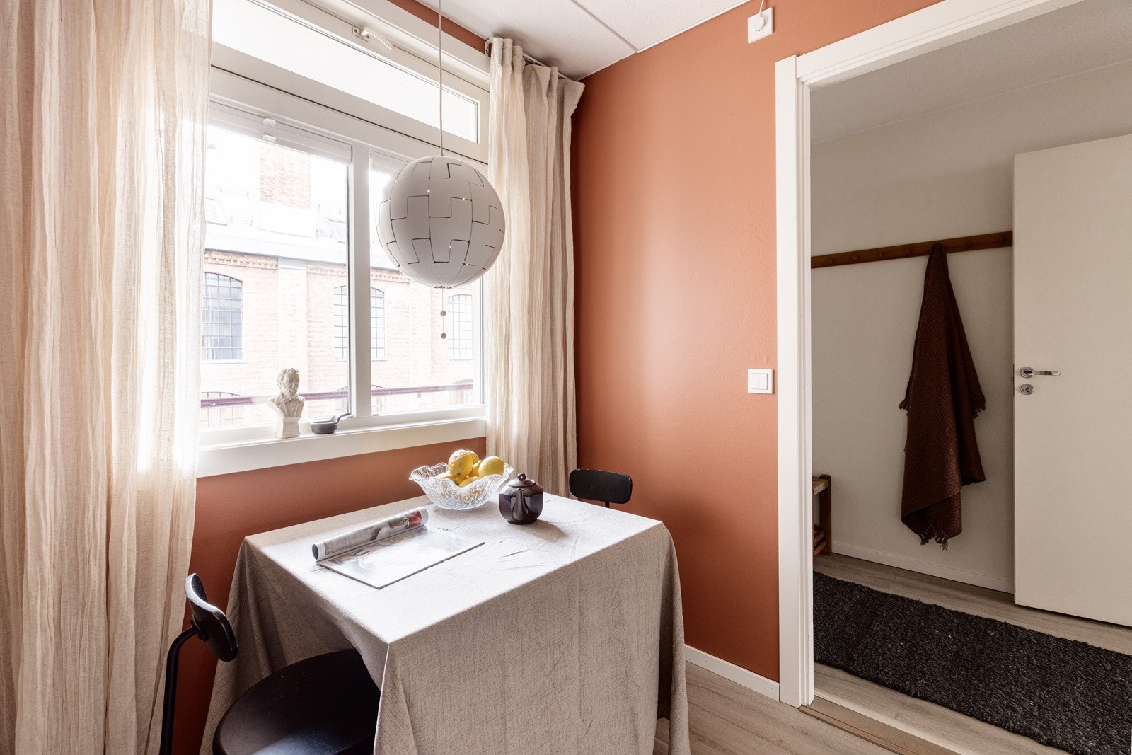 Herlig med spiseplass på kjøkkenet! Galleribilde