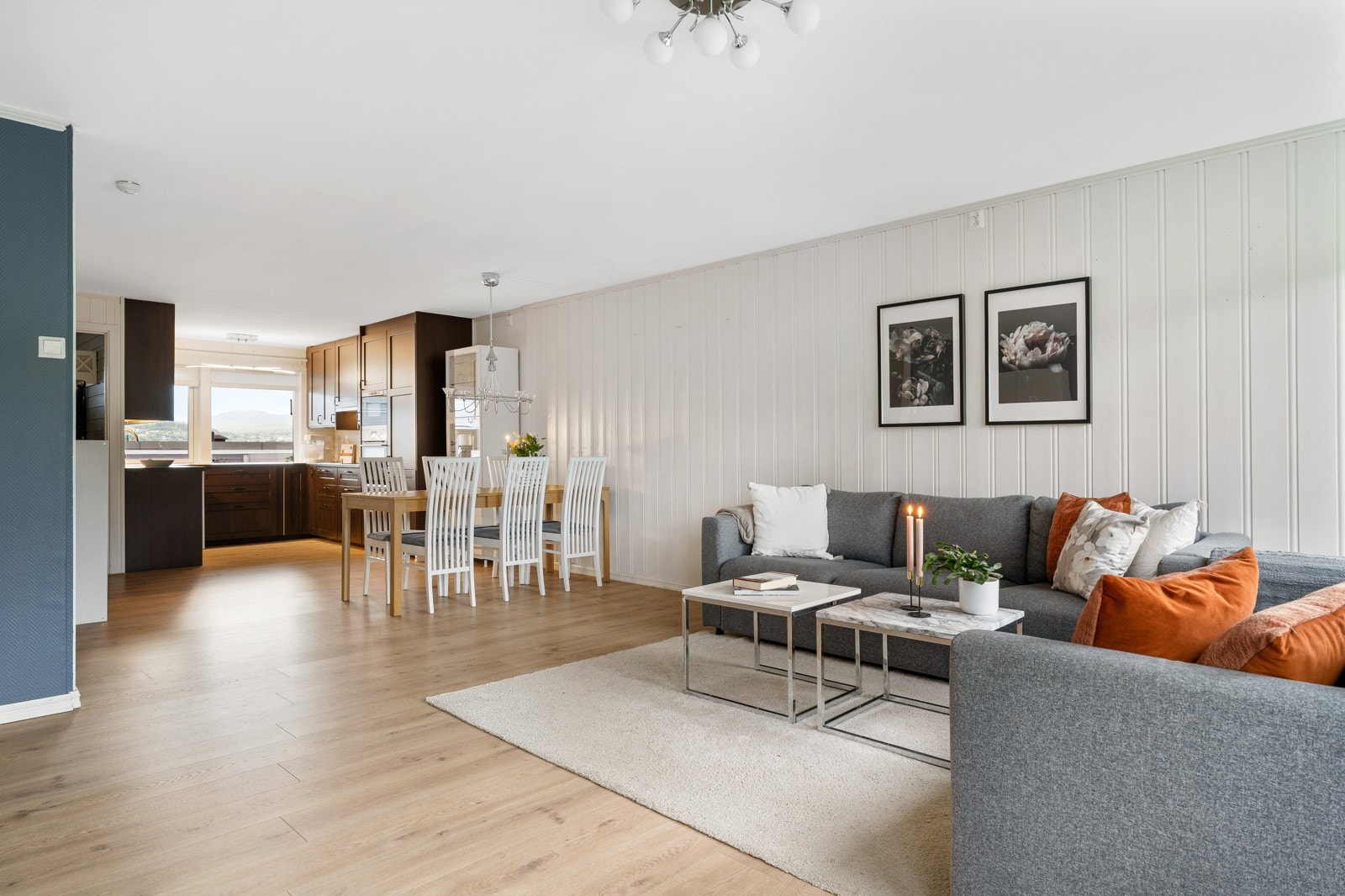 Leiligheten varmes opp gjennom radiatorer som er inkludert i de månedlige felleskostnadene. Galleribilde