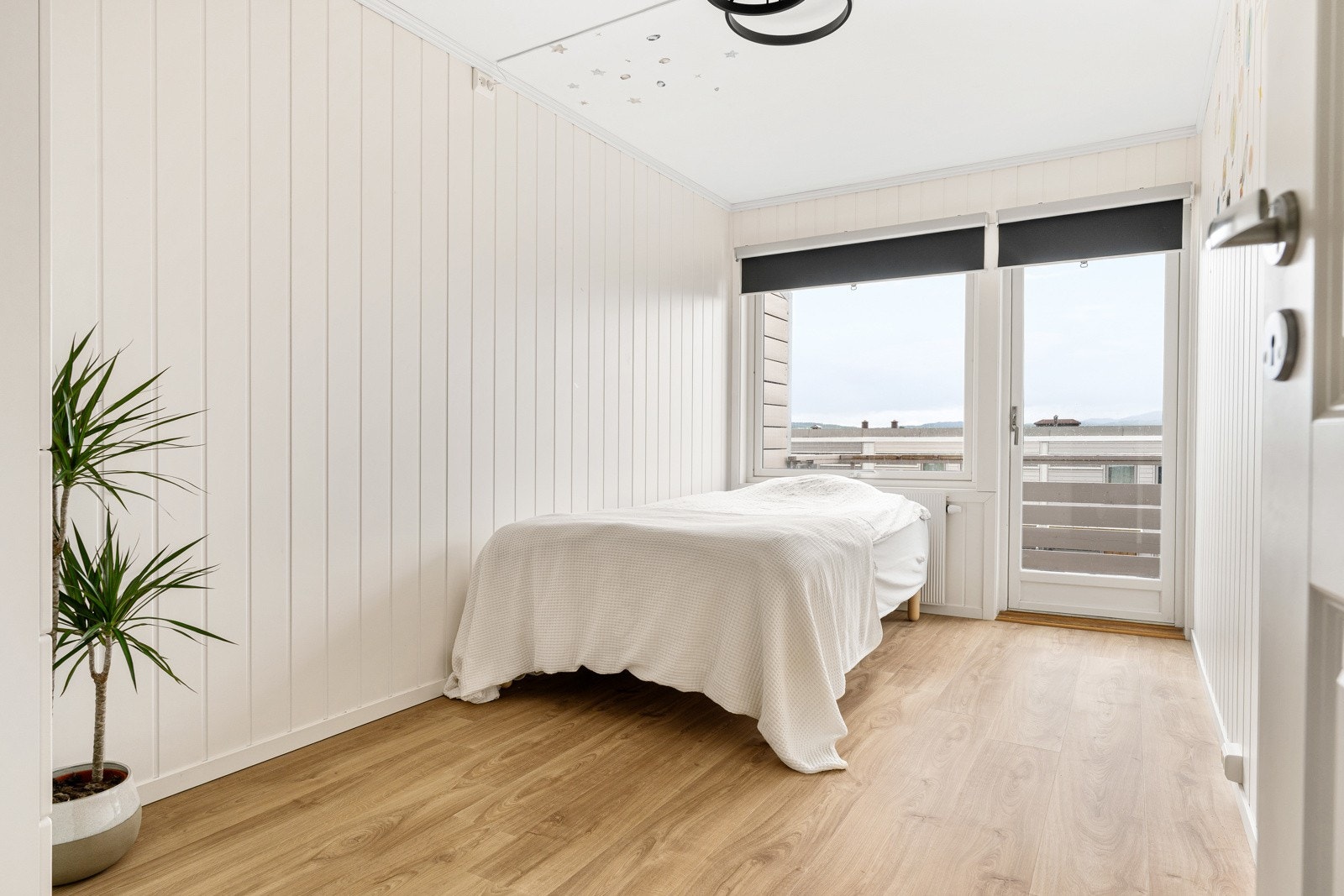 Soverom på 10,5 kvm med utgang til en solrik balkong. Galleribilde