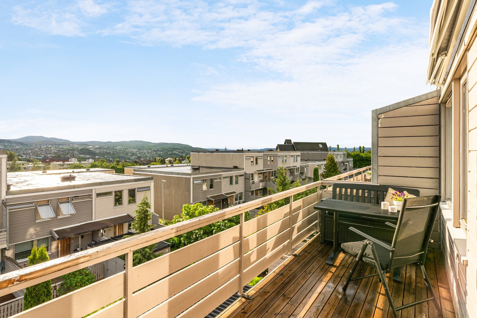 Leiligheten har en attraktiv beliggenhet i feltet som gir gode solforhold og en nydelig utsikt. Galleribilde