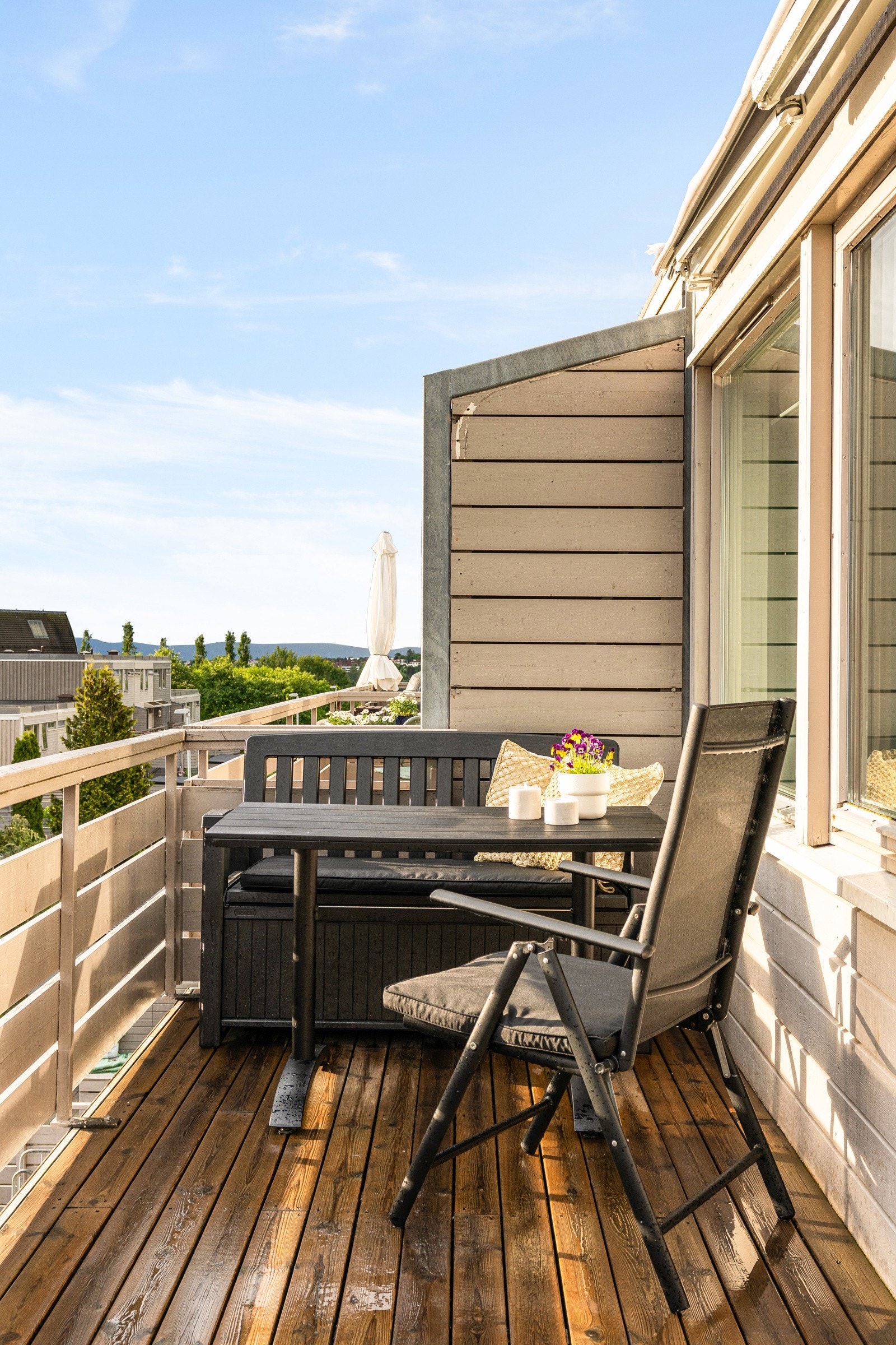 Balkongen har god plass til utemøbler og her kan man nyte herlig ettermiddags- og kveldssol. Galleribilde
