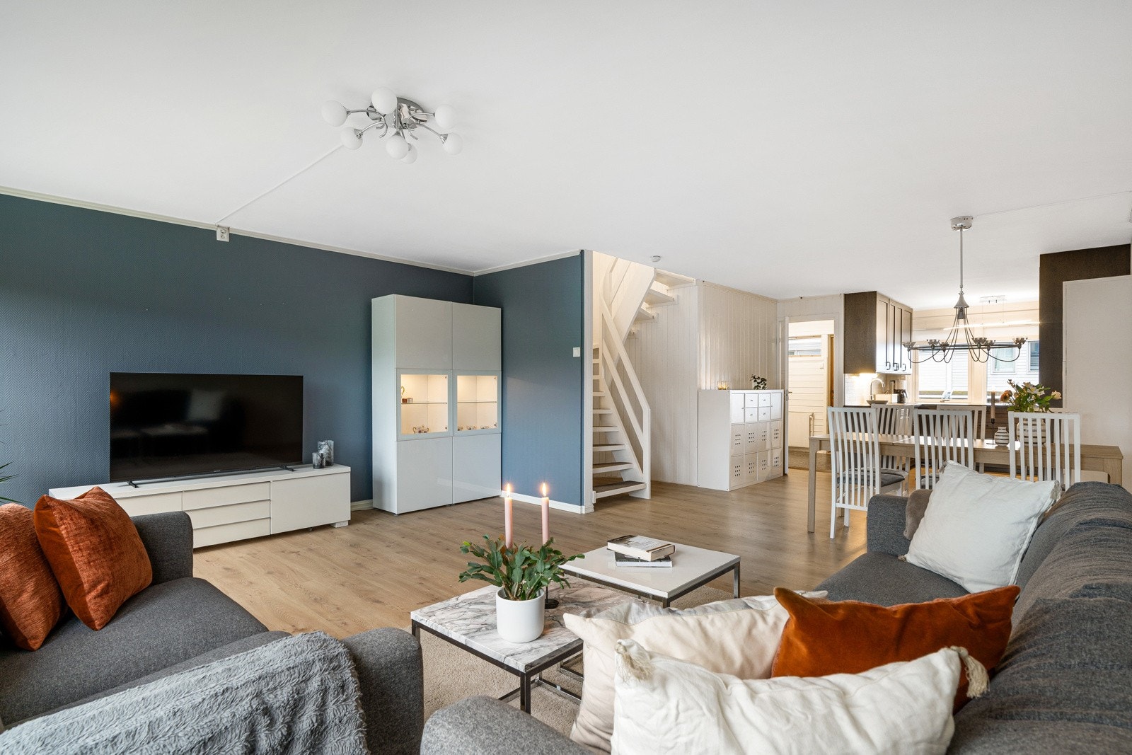 Stuen og kjøkkenet er i åpen løsning og utgjør tilsammen hele 46 kvm. Galleribilde