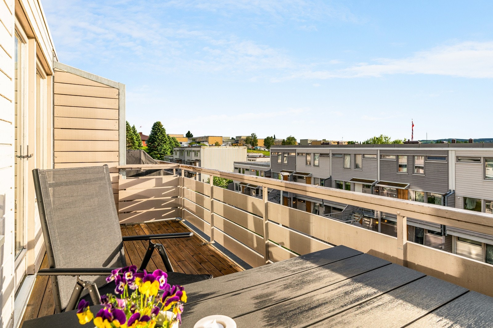 Balkongen på 9 kvm har en vestvendt beliggenhet og byr på en nydelig utsikt. Balkongen er utstyrt med markise. Galleribilde