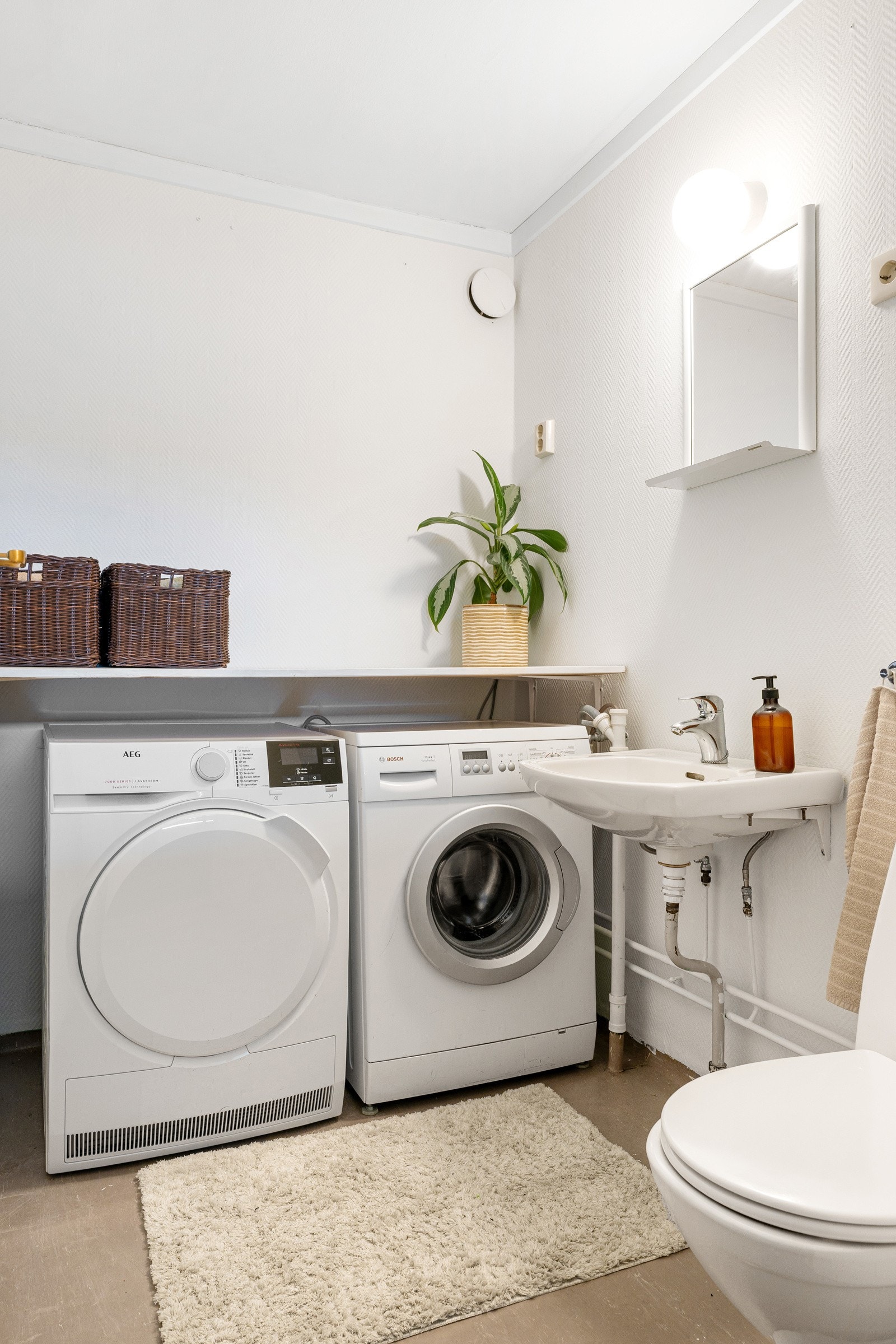 Toalett/vaskerommet er utstyrt med servant, toalett og har opplegg for både vaskemaskin og tørketrommel. Galleribilde