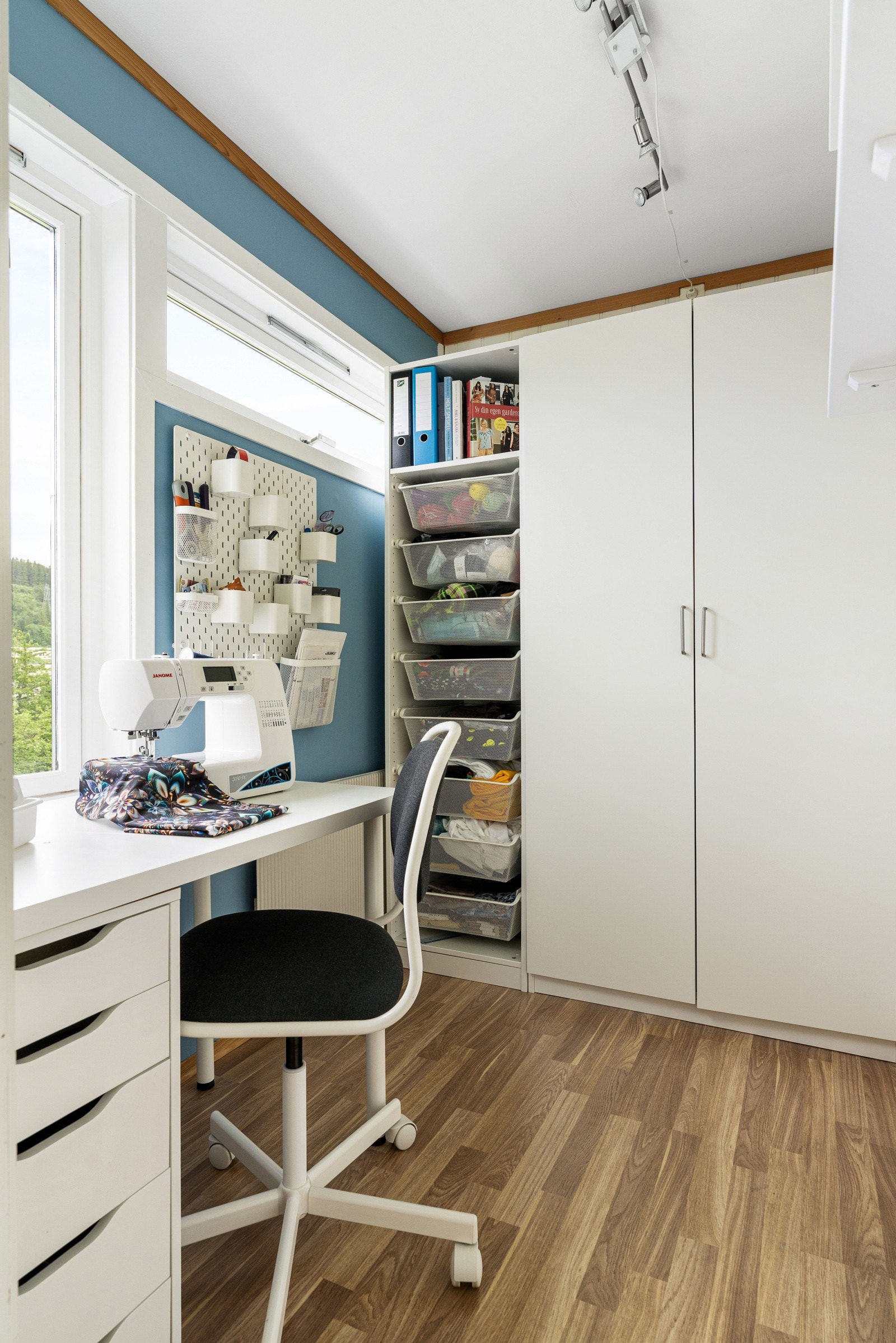 I tilknytning til soverommet er det et omkledningsrom på 4 kvm som kan brukes etter egne preferanser. Galleribilde