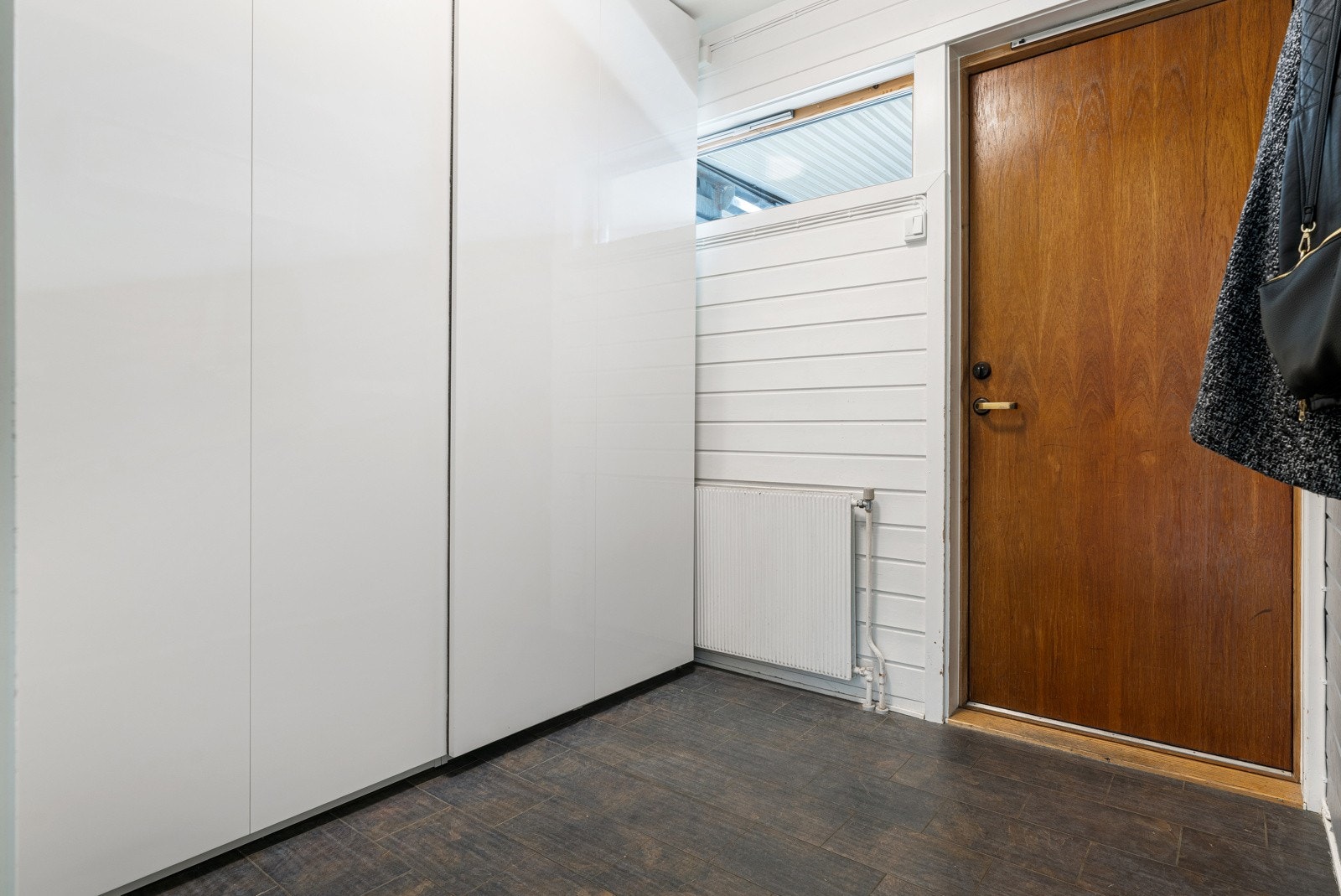 Entréen har god plass til oppbevaring av sko og yttertøy i et romslig garderobeskap. Galleribilde