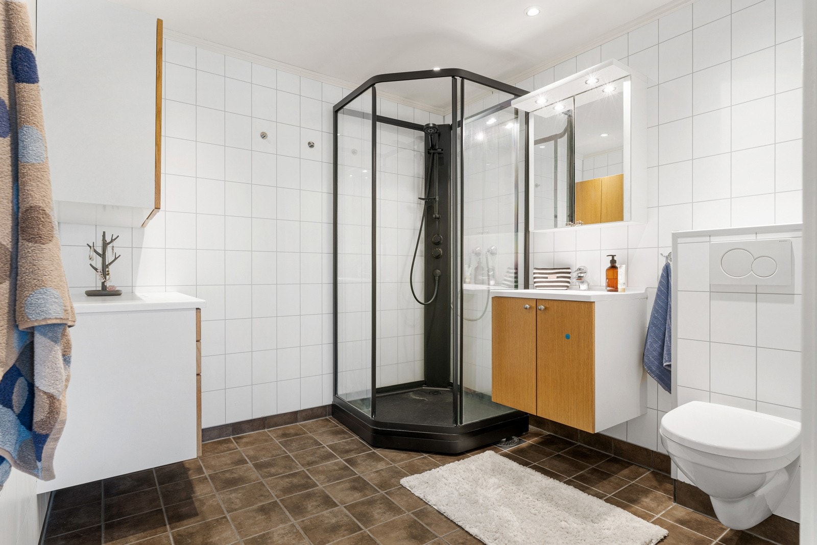 Baderommet har flislagt gulv og godt med skapplass. Rommet er også utstyrt med behagelig gulvvarme. Galleribilde