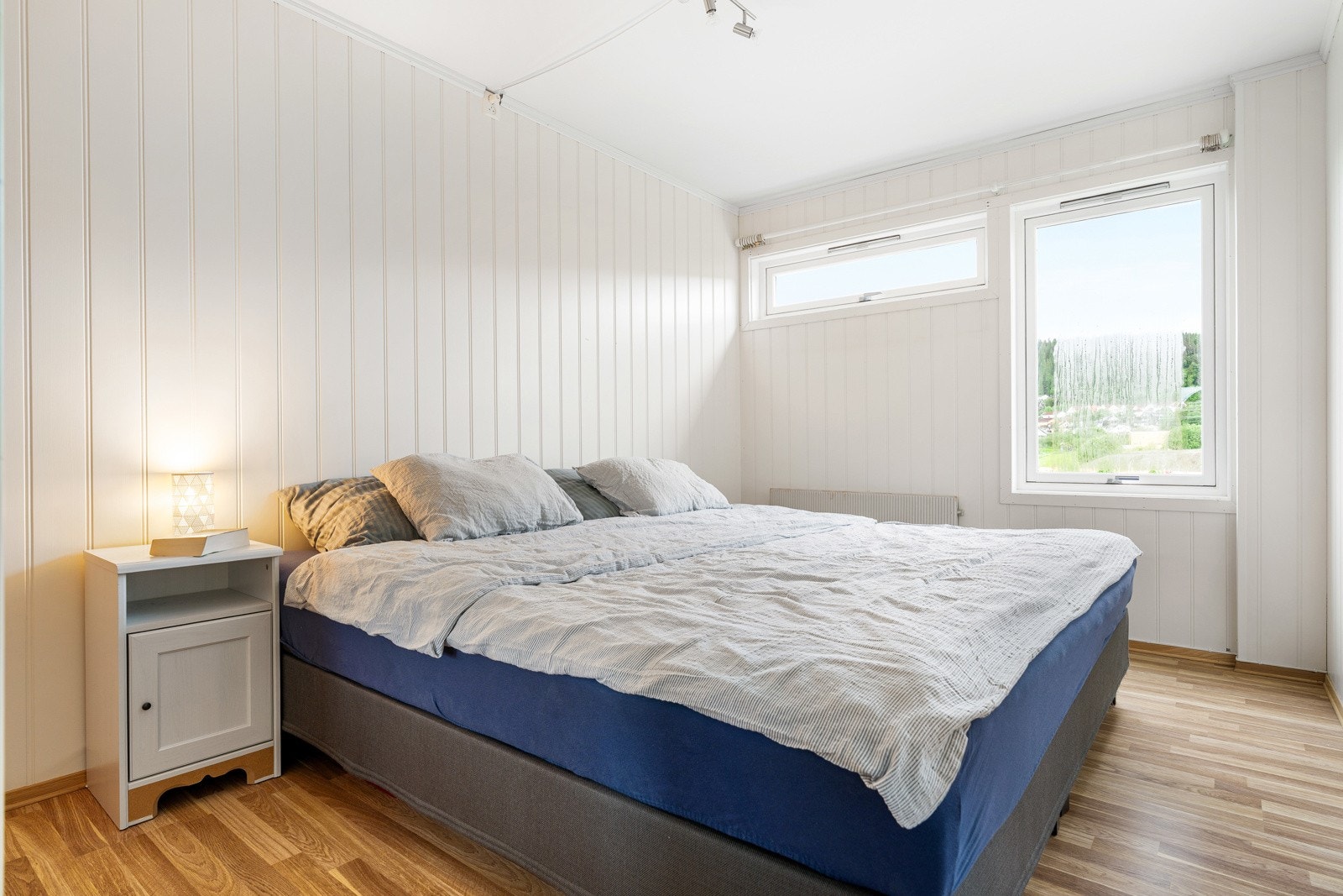 Soverom på 11,5 kvm med god plass til dobbeltseng, nattbord og garderobeskap. Galleribilde