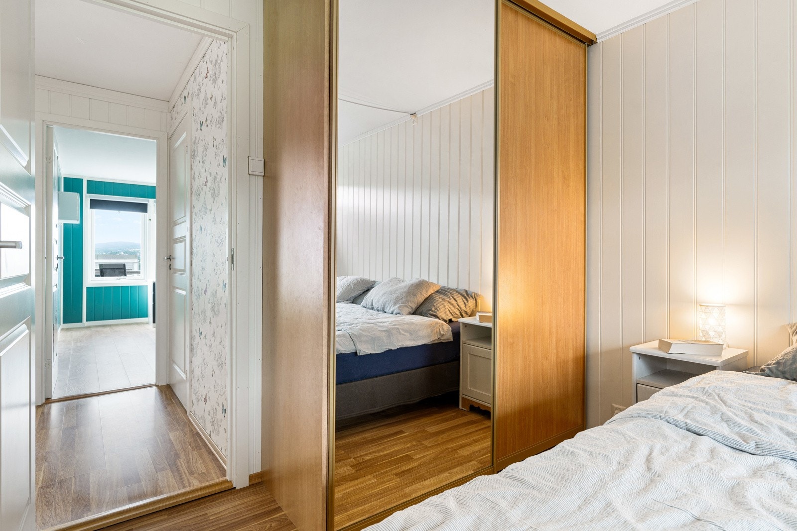 Soverommet er innredet med et romslig garderobeskap som medfølger handelen. Galleribilde