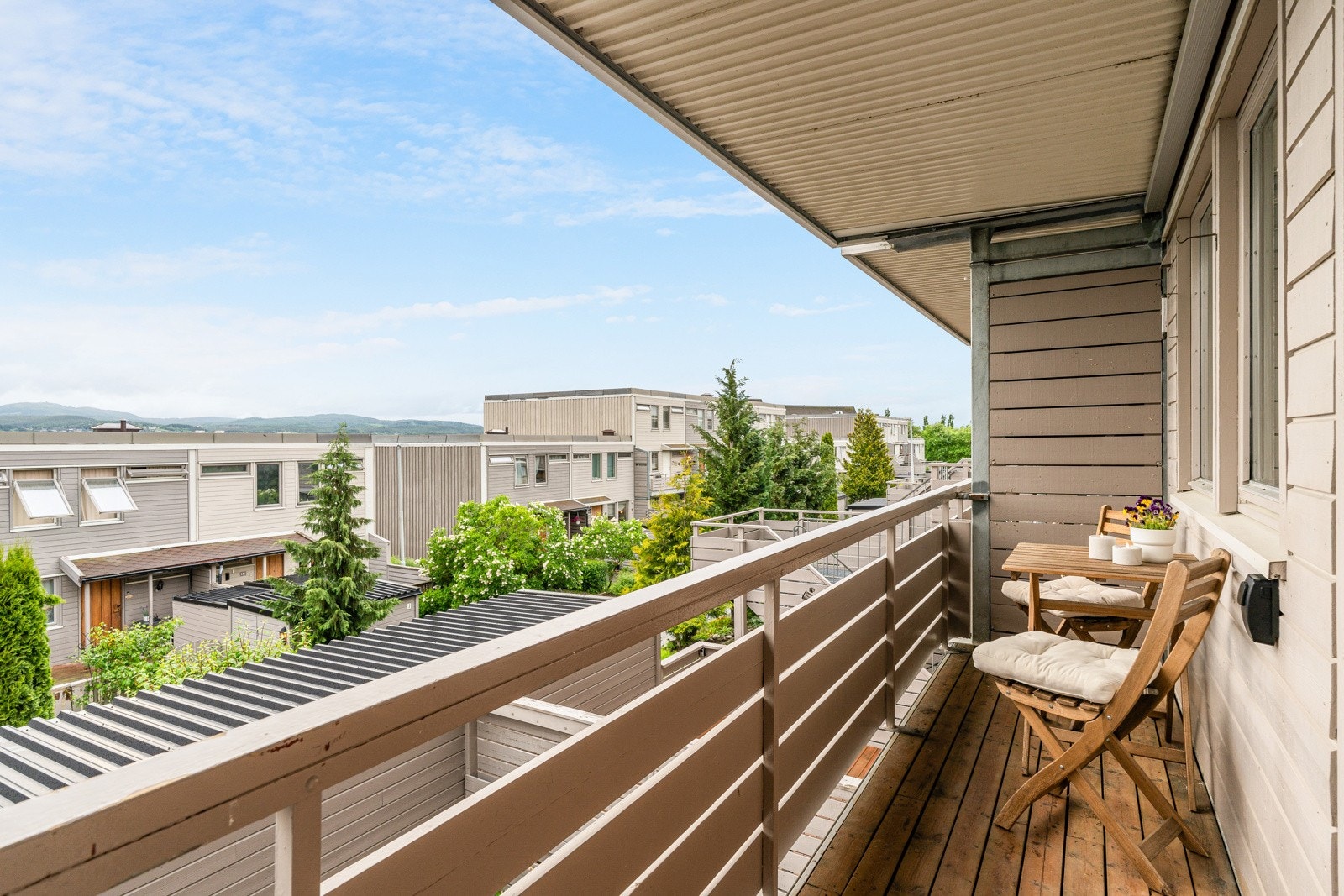 Ved inngangspartiet er det en takoverbygget uteplass hvor det er plass til en liten sittegruppe. Galleribilde