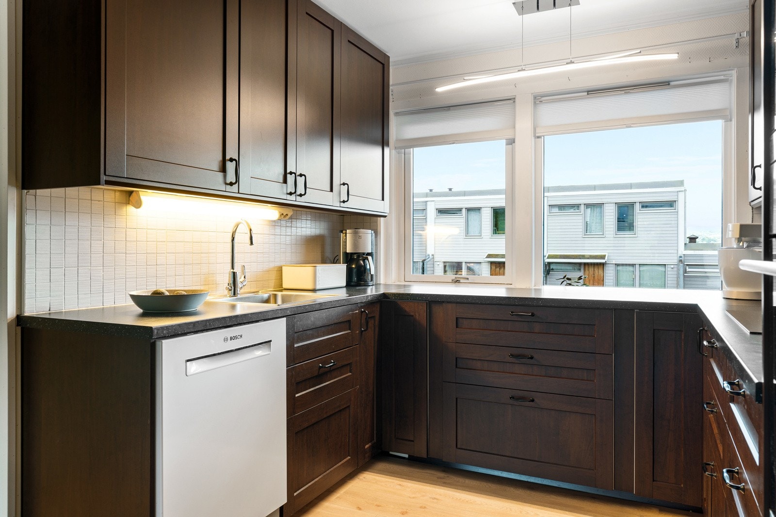 Kjøkkenet har store vindusflater og er utstyrt med stekeovn, mikrobølgeovn, platetopp og oppvaskmaskin. Galleribilde