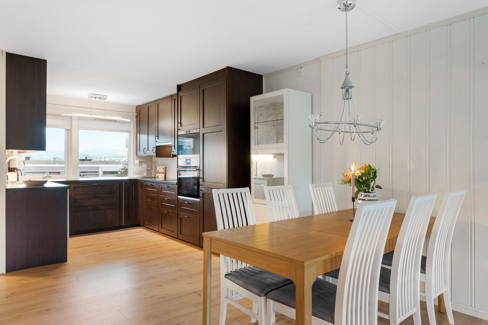 Mellom stuen og kjøkkenet er det god plass til et hyggelig spisebord hvor man kan samle familien. Galleribilde