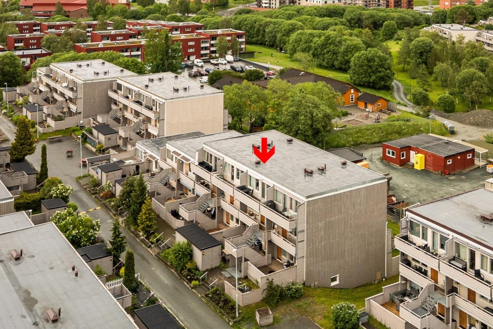 Leiligheten strekker seg over 2 plan og ligger pent til i en boligrekke som ligger i ytterkant av tunet. Galleribilde