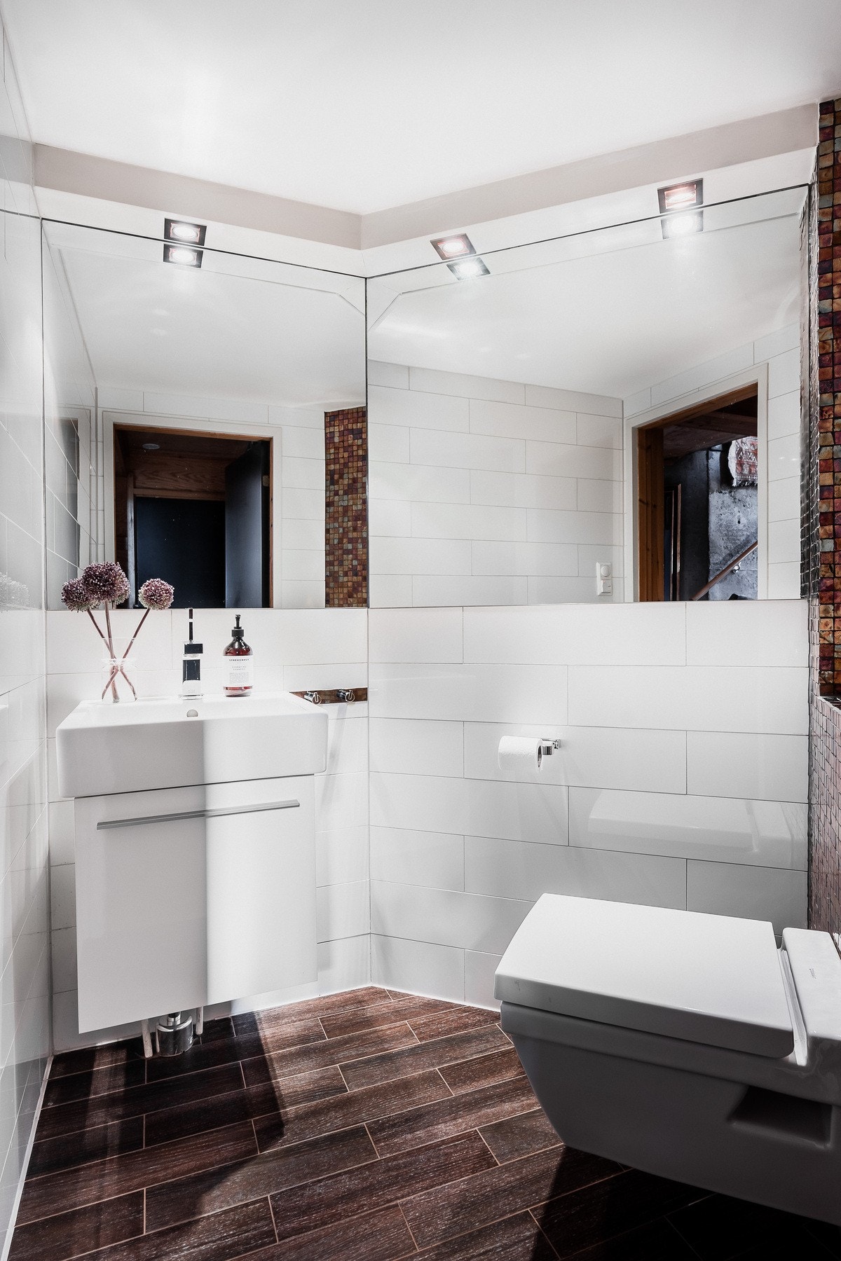 Separat toalettrom med servant og vegghengt WC. Galleribilde