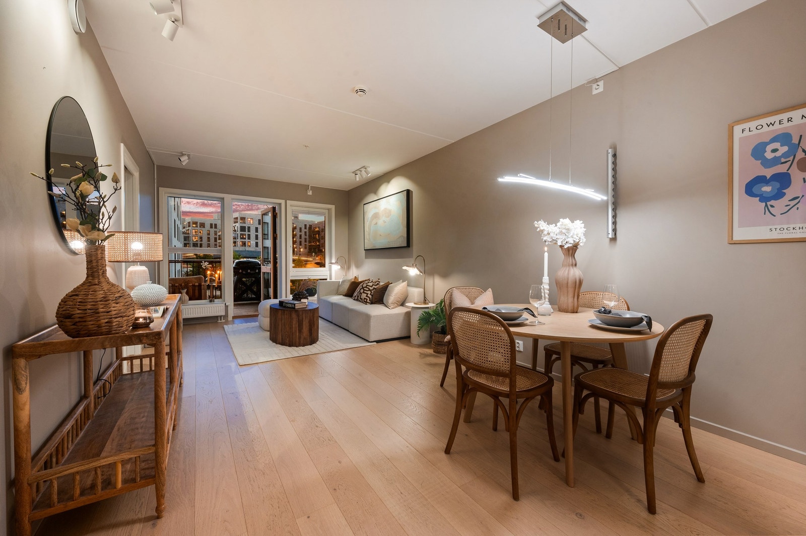 Stue og kjøkken er i sin helhet i en åpen, sosial løsning Galleribilde