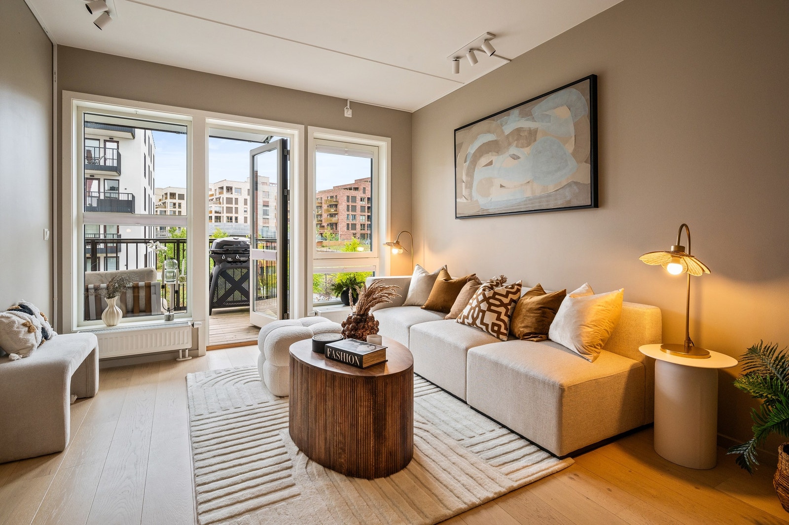 Stuen er malt i delikate toner som gjør boligen både hjemmekoselig og inviterende Galleribilde