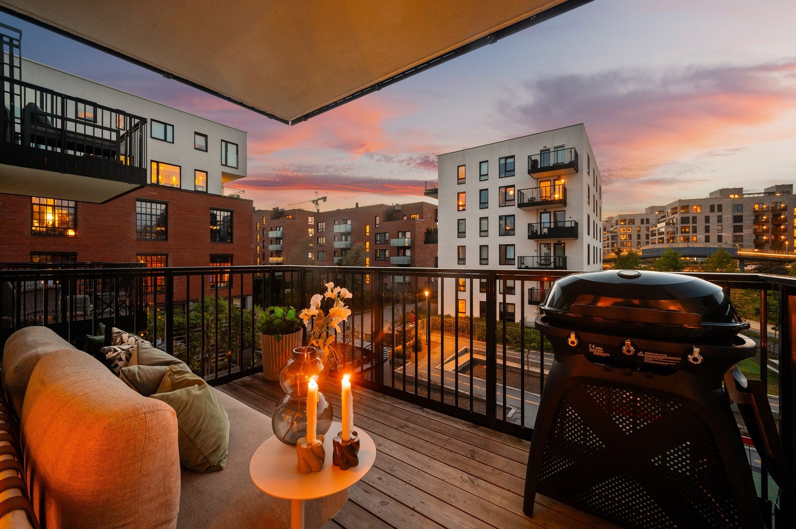 En råstilig 2-roms med moderne overflater, eikeparkett og herlig balkong med masse sol Galleribilde