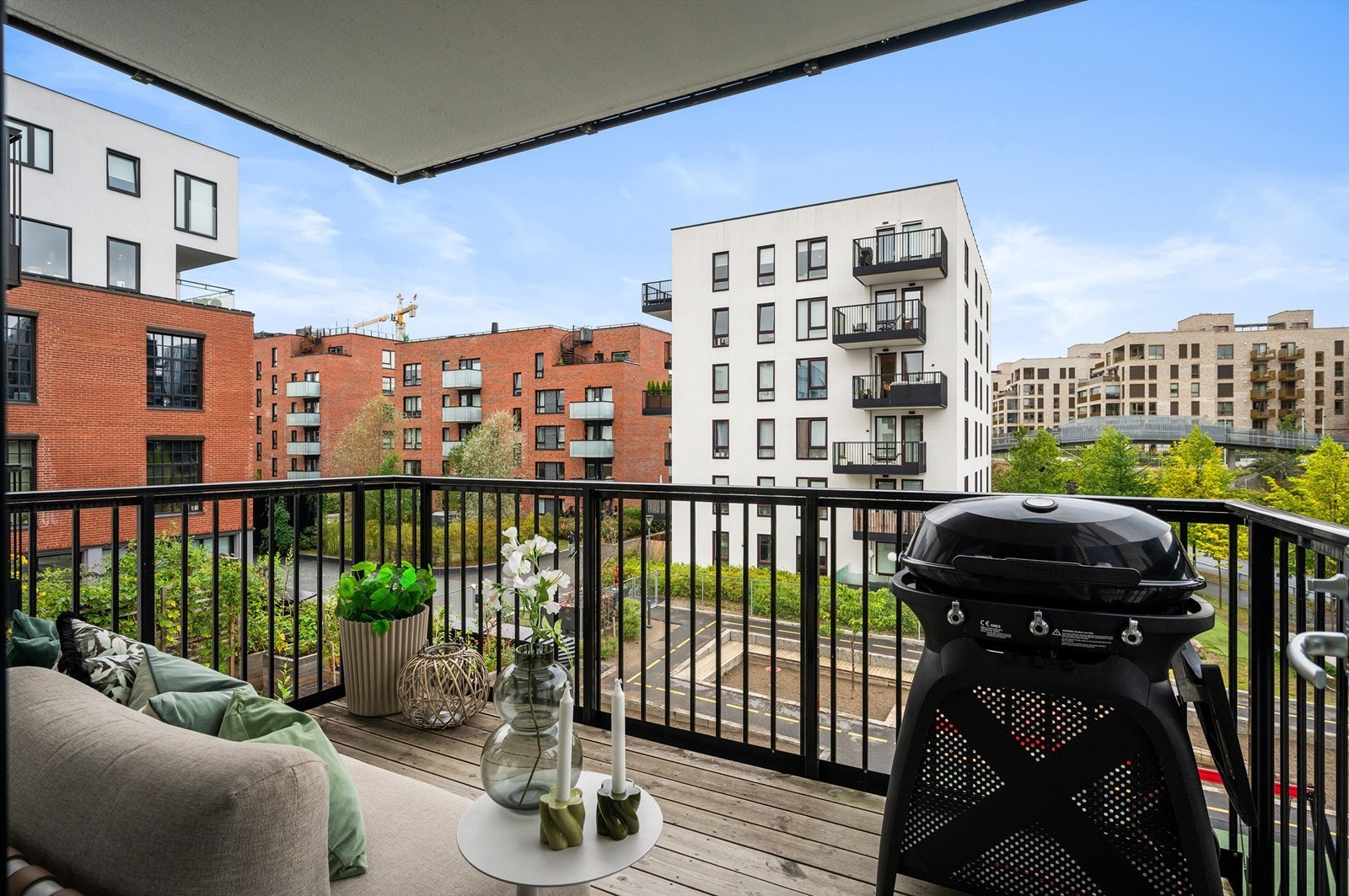 Balkongen måler 8 kvm og er vendt nordvest. Selger melder om sol fra cirka 14.30 til 21.00 på sommerstid Galleribilde