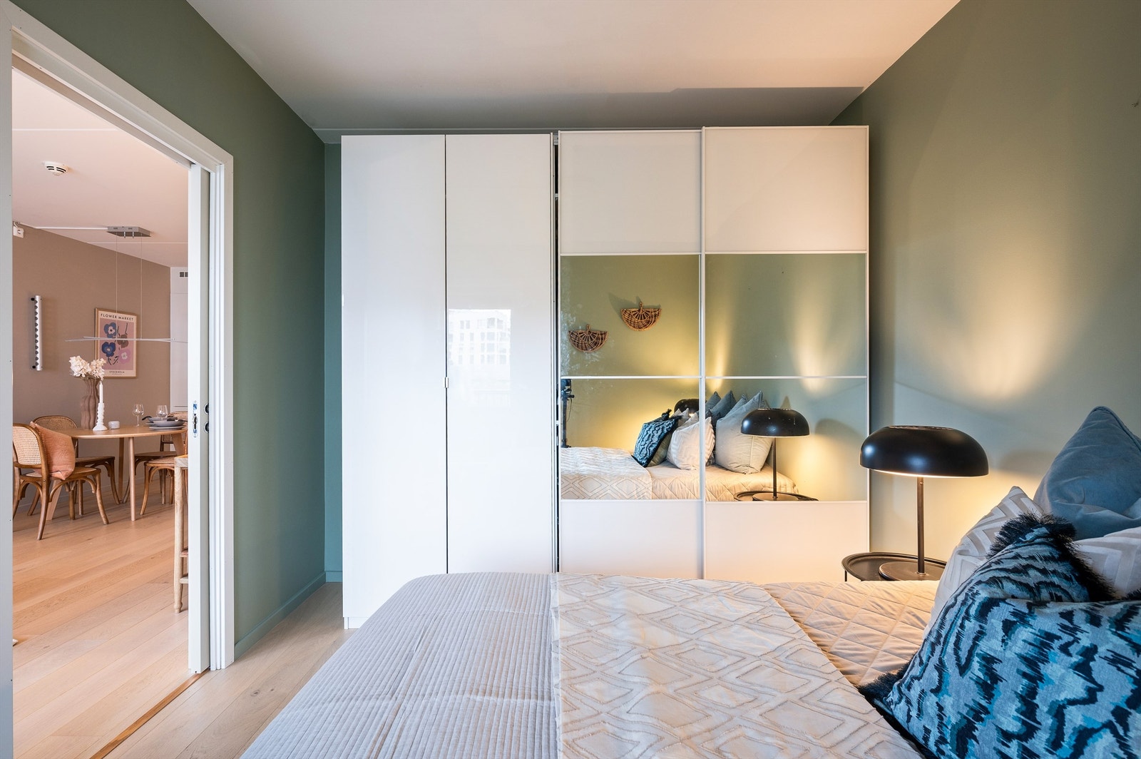 Romslig garderobeskap medfølger Galleribilde