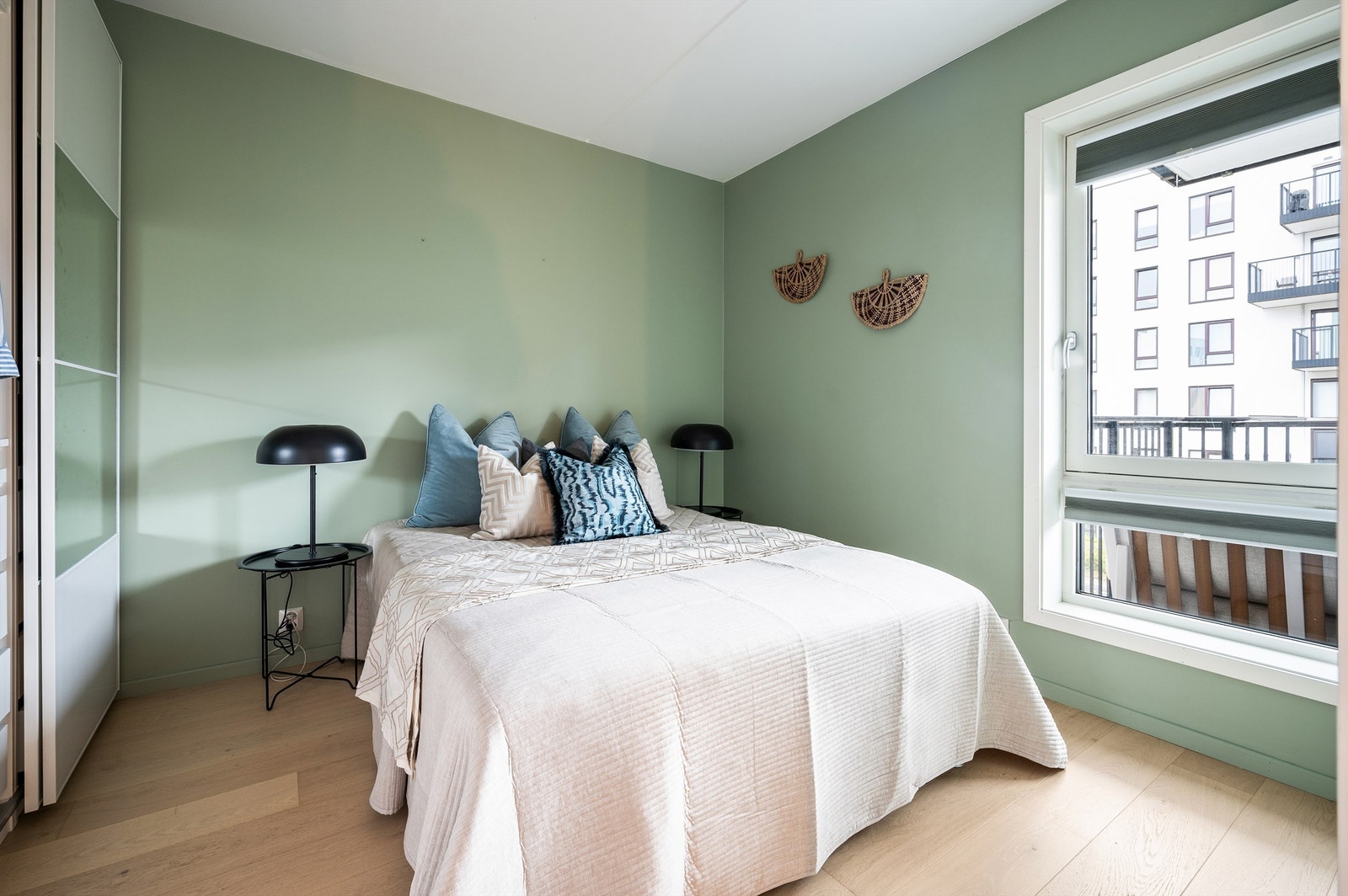 Soverommet, som boligen ellers er malt i en fin jordtone. God plass til stor seng med tilhørende nattbord og garderobeskap (medfølger) Galleribilde