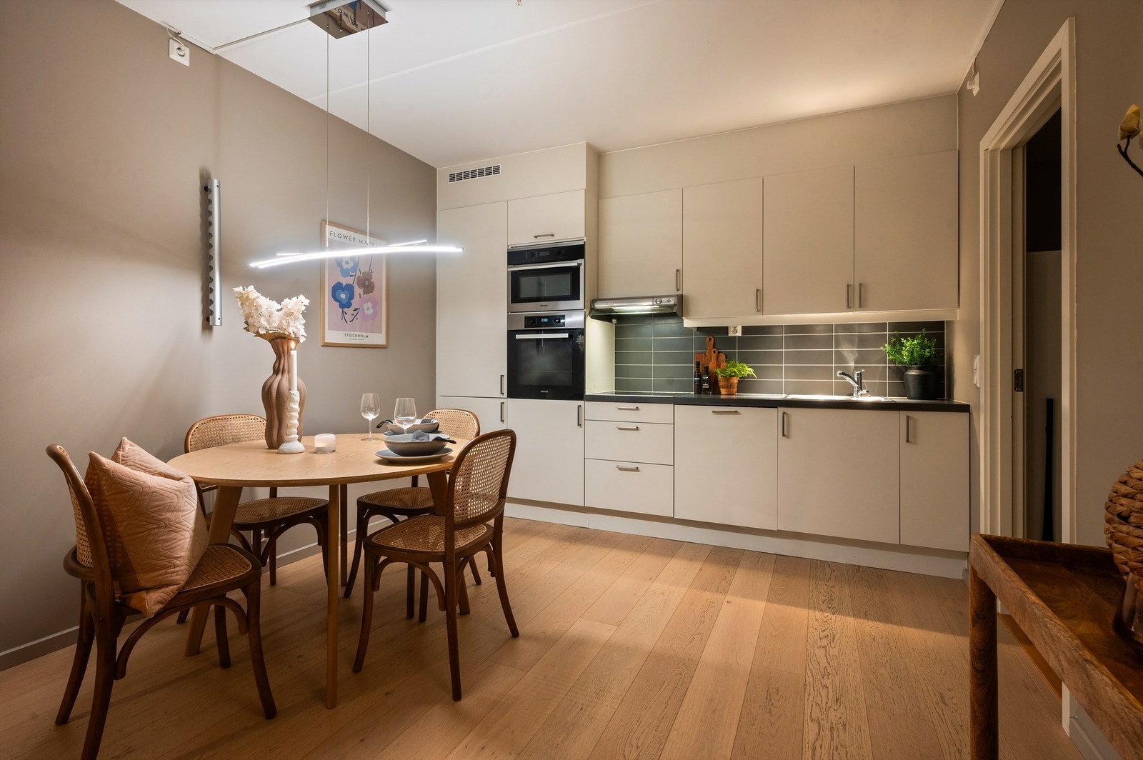 Kjøkkenet er godt utstyrt og det er rom for stort spisebord om du vil samle venner eller familie Galleribilde