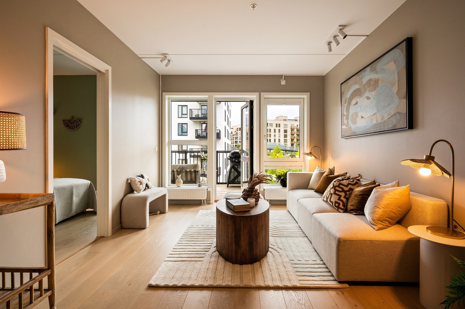 Stuen er enkel å innrede med TV- og stuemøblement. Utgang til balkongen Galleribilde