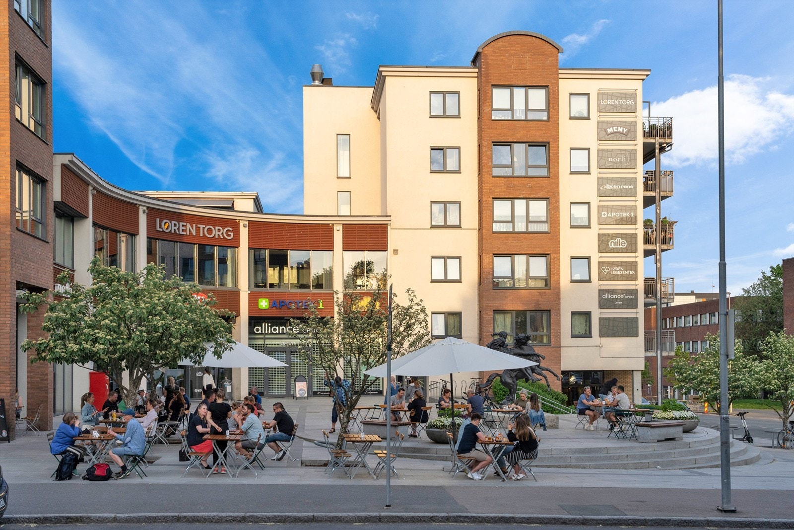 Løren Torg er et par steinkast unna og byr på Meny, bokhandel, apotek og mer Galleribilde