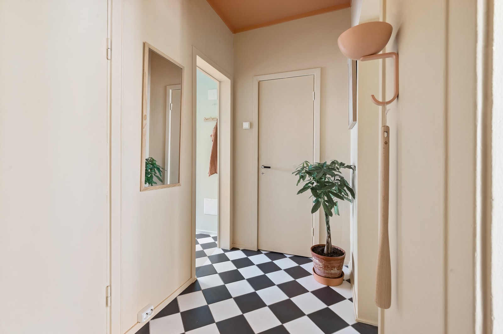 Her er det god plass til å henge fra seg yttertøyet og sette fra seg sko. Galleribilde