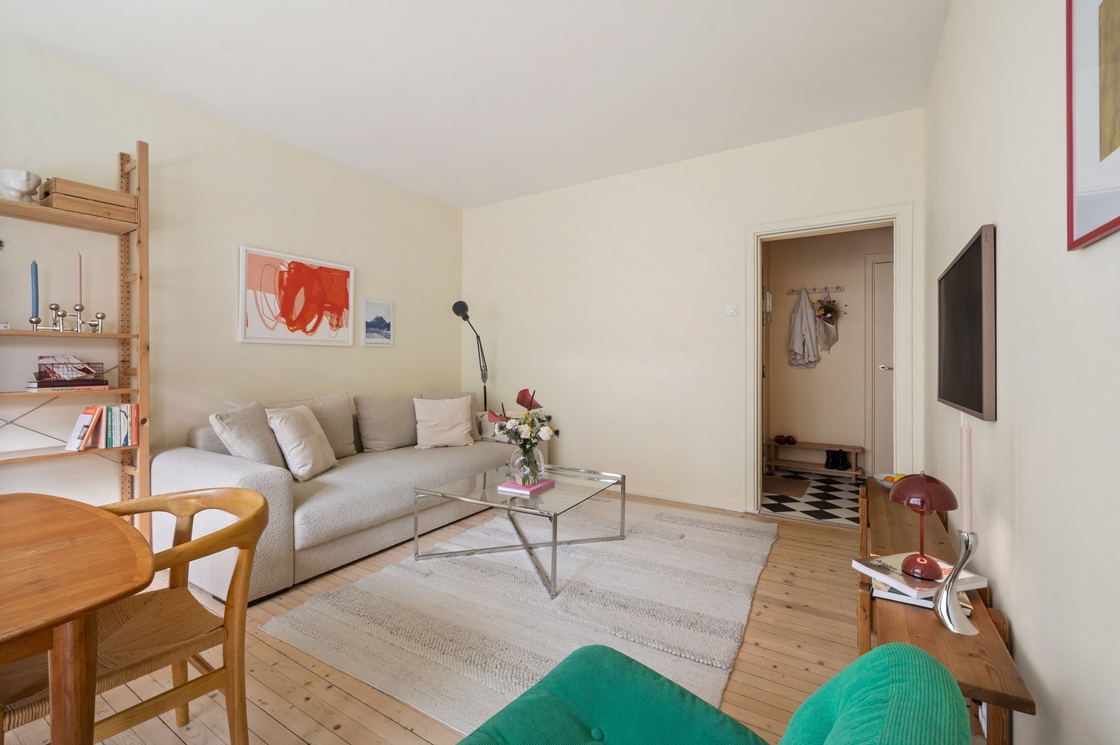 Stuen er romslig og kan enkelt møbleres med en hyggelig sofagruppe med tilhørende møblement. Galleribilde