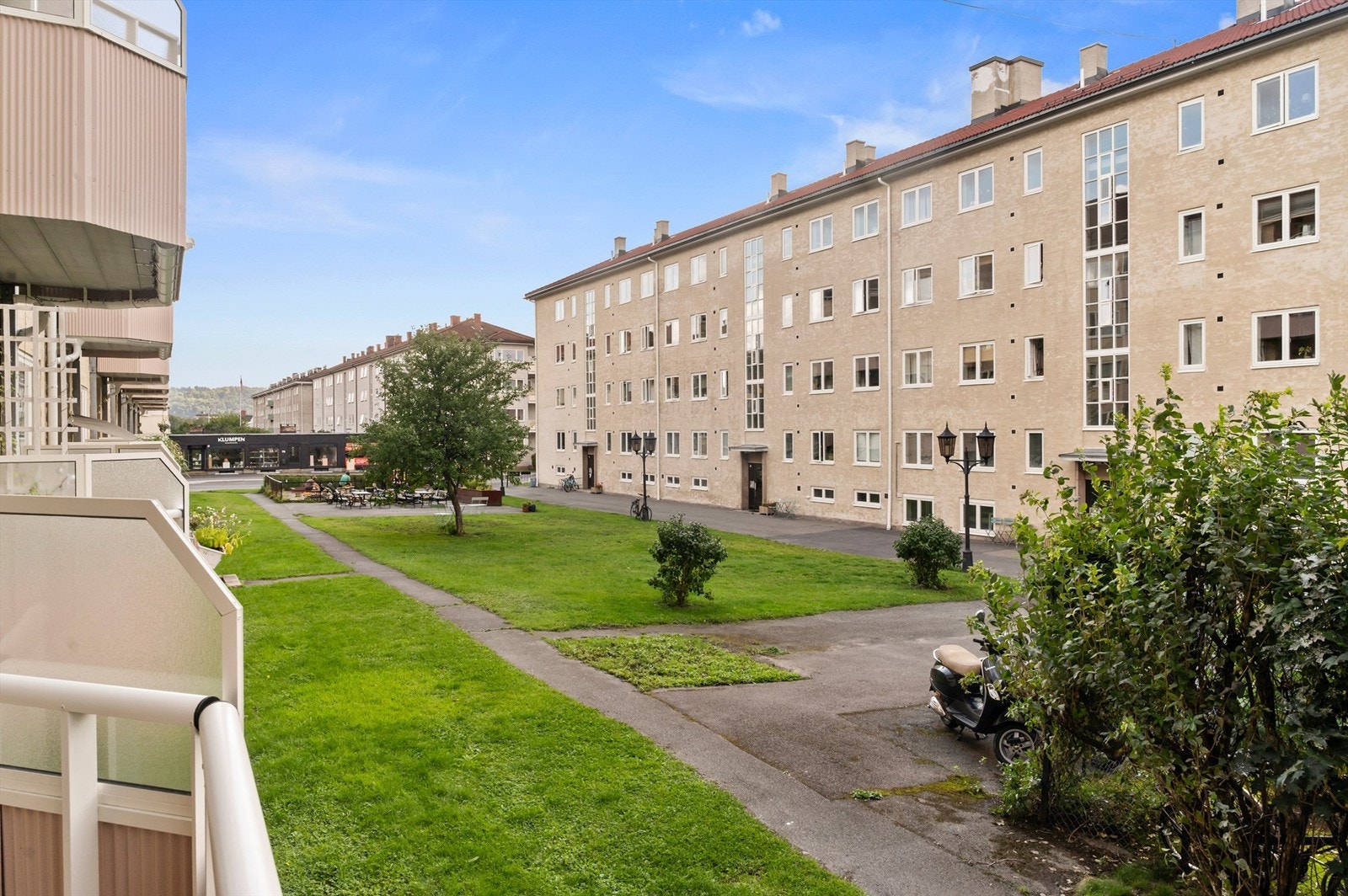 Fra balkongen har du et flott utsyn mot borettslagets frodige fellesområder. Galleribilde