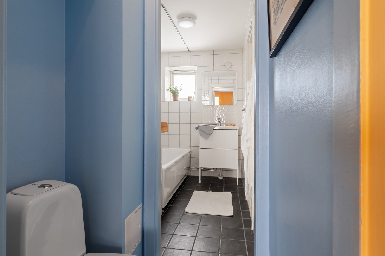 Ved siden av badet har leiligheten et praktisk separat toalettrom. Galleribilde